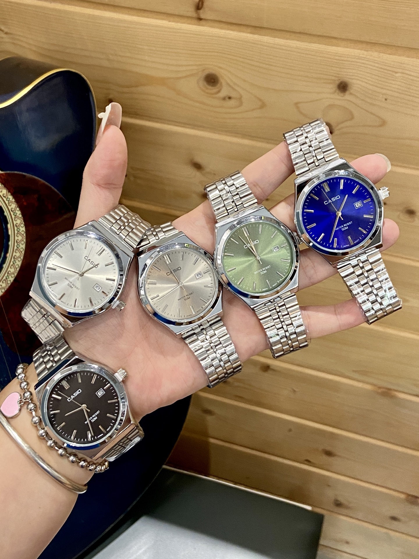 💰50
品牌：卡西欧，机芯：石英机芯 ，镜面：顶级金钢