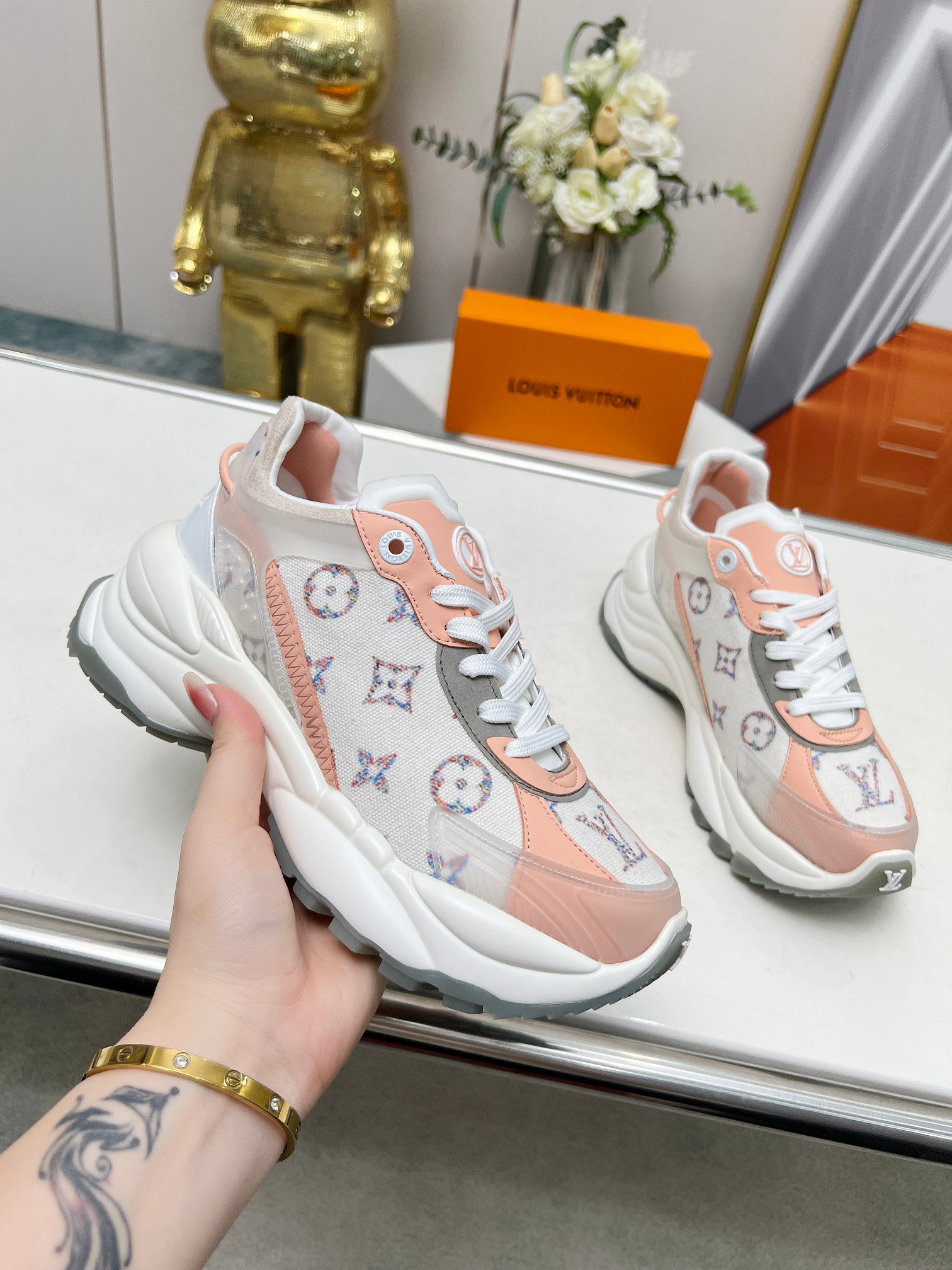 NO:422010,The official website counter is 1 to 1, LV Louis Vuitton Run 55 sports shoes are made of mesh fabrics, rubber and viscose, and are paired with cowhide leather materials to bring out sports style. The iconic elements such as Monogram canvas back strap convey brand interest. ① Code 35--40 (41 customized) ② Last method ③ (long-term supply, welcome to sell well in the picture above), casual shoes/sports shoes, louis vuitton, louis vuitton, sneakers, cowhide19860909官网专柜1比1制作,LV路易威登Run 55 运动鞋拼合网格面料、橡胶和粘胶等科技材质,搭配牛皮革材质,共同洋溢运动格调.Monogram 帆布后袢带等标志性元素传递品牌意趣. ①码35--40（41订做） ②套楦做法 ③（长期供货,欢迎上图大卖）,休闲鞋/运动鞋,louis vuitton,louis vuitton,sneakers,cowhide,Women's Shoes