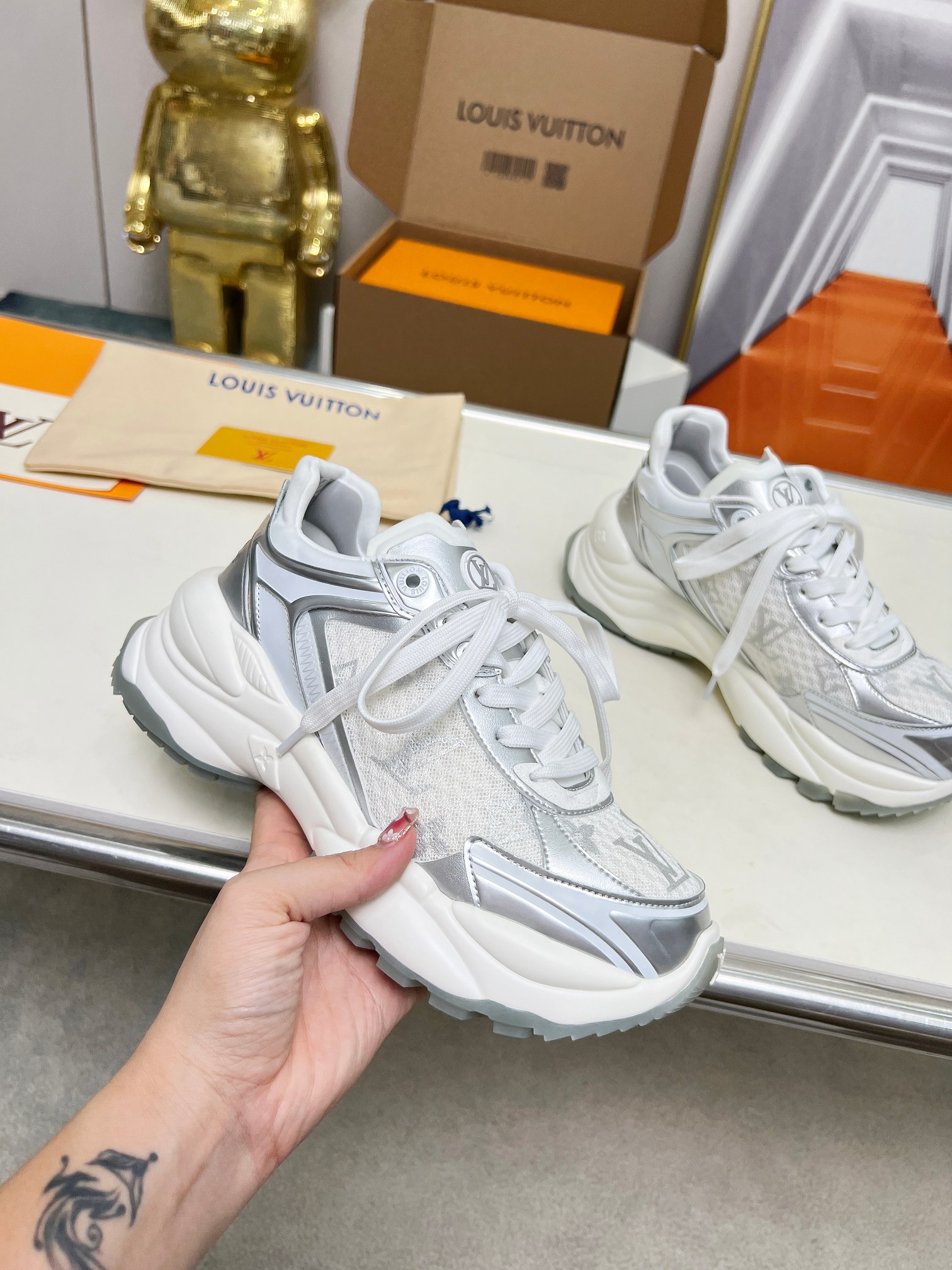 NO:422038,The official website counter is 1 to 1, LV Louis Vuitton Run 55 sports shoes are made of mesh fabrics, rubber and viscose, and are paired with cowhide leather materials to bring out sports style. Monogram canvas back straps and other iconic elements convey brand interest. ① Code 35--40 (41 customized) ② Last method ③ It is available in stock often, welcome to sell it in the picture above) Batch, casual shoes/sports shoes, louis vuitton, louis vuitton, sneakers, cowhide19860909官网专柜1比1制作,LV路易威登Run 55 运动鞋拼合网格面料、橡胶和粘胶等科技材质,搭配牛皮革材质,共同洋溢运动格调.Monogram 帆布后袢带等标志性元素传递品牌意趣. ①码35--40（41订做） ②套楦做法 ③常期有货,欢迎上图大卖） 批,休闲鞋/运动鞋,louis vuitton,louis vuitton,sneakers,cowhide,Women's Shoes