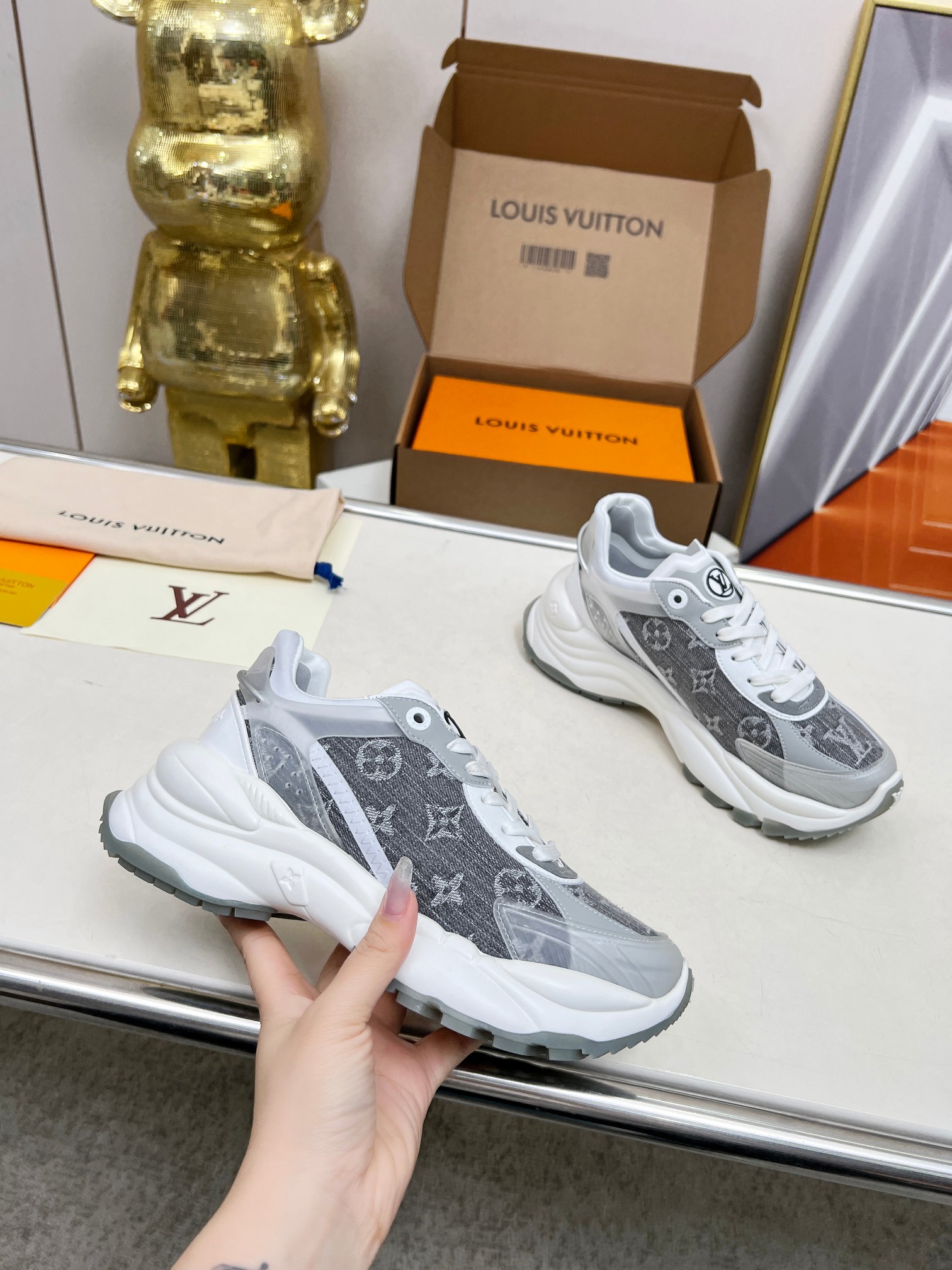 NO:422047,This Run55 sports shoes combines leather and technological fabrics, with a thickened outsole. All running shoes are flexible, bringing flexibility and comfort to urban travel. Monogram floral finishing touch. Official color, pink, white, black, blue, apricot color. Code, 35-46 (41*42.45.46 customized, no return or exchange) batch, casual shoes/sports shoes, sneakers19860909本款Run55 运动鞋融合皮革和科技面料,已加厚外底全是跑鞋灵动,为都市出行带来柔韧弹力和舒适体验,Monogram花卉点睛一侧. 官配颜色,粉色,白色,黑色,兰色,杏色 配码,35-46（41*42.45.46订做不退换） 批,休闲鞋/运动鞋,sneakers,Women's Shoes