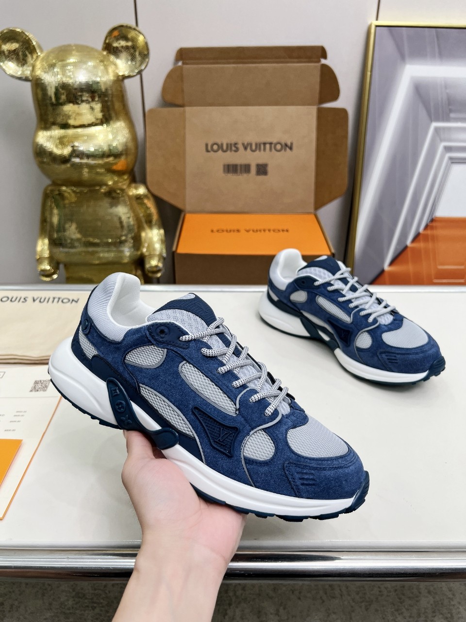 NO:832363,Real-price men's and women's models are purchased and made 1:1 of the original version. Instant sale of all imitations. This LV Olympia sneaker combines mesh fabric, metallic synthetic leather and other technical fabrics to reinterpret the classic running shoe design with a neat and simple design. Monogram embossing and LV letters and other rich details establish recognition. Men's models 38-46〈38*45*46 custom-made, non-refundable and non-exchangeable〉  Women's model 35-41 (34*41*42, custom made, non-returnable and non-exchangeable), seven colors (welcome to consult the picture above), Louis Vuitton, sneakers19860909实价男女款购买原版1比1制作.秒杀一切仿品,此款 LV Olympia 运动鞋融合网格面料与金属质感合成皮革等科技面料,以利落简约设计重绎经典跑鞋设计.Monogram 压纹与 LV 字母等丰富细节树立辨识度. 男款38-46〈38*45*46订做不退不换〉 女款35-41（34*41*42订做不退不换） 七个颜色（欢迎上图咨询）,,louis vuitton,sneakers,Men's shoes