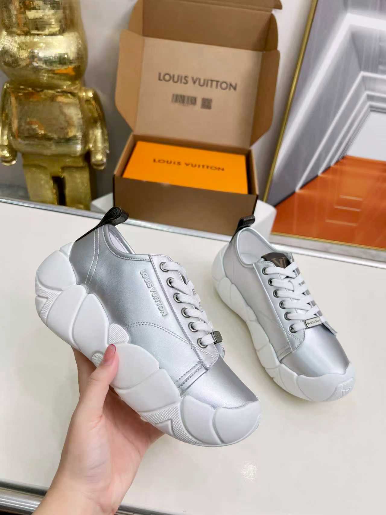 NO:541864,LV sneakers are designed by Nicolas Ghesqui, the art director of women's clothing, and are unveiled at the autumn and winter fashion show. Monogram canvas tongue and Louis Vuitton rubber logo complement each other, and the thick rubber outsole is intertwined and blooms Monogram floral pattern. Women's model 35-40 (34*41*42 custom made without return or exchange),,louis vuitton,louis vuitton,sneakers19860909LV 运动鞋由女装艺术总监 Nicolas Ghesqui 操刀设计,亮相 秋冬时装秀.Monogram 帆布鞋舌与路易威登橡胶标识相互映衬,厚实橡胶外底交织绽放 Monogram 花卉图案. 女款35-40（34*41*42订做不退不换）,,louis vuitton,louis vuitton,sneakers,Men's shoes