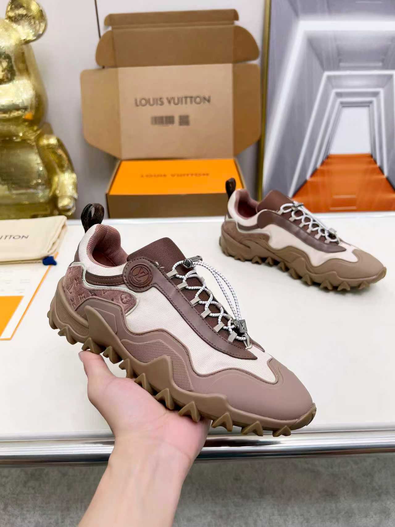 NO:559235,This men's and women's LV Rush sneakers are made of Monogram embossed cow leather and other mixed materials, making an eye-catching debut at Louis Vuitton. The flexible wavy outsole cleverly echoes the ocean theme, mixed materials, LV Circle logo decoration, LV Circle patch on the tongue, LV letters and Monogram flowers on the shoelace embossed, men's and women's models are made in Italy. 'Buy original mold making' Men's size 38-46 (38*39*45*46, custom-made, non-refundable and non-exchangeable  Women's size 35-42 (41*42 custom-made, non-refundable and non-exchangeable): Batch 〈Multiple colors will be shipped one after another, welcome to sell in the picture above〉, casual shoes/sports shoes, louis vuitton, louis vuitton, sneakers, cowhide19860909本款男女款 LV Rush 运动鞋取材 Monogram 压纹牛皮革等混合材质,瞩目亮相路易威登 柔韧波浪形外底巧妙呼应海洋主题,混合材质,LV Circle 标识装饰,鞋舌饰有 LV Circle 贴饰,鞋带凸纹饰有 LV 字母和 Monogram 花卉, 男女款意大利制造. 《购买原版开模制作》 男码38-46（38*39*45*46订做不退不换 女码35-42（41*42订做不退不换） :批 〈多颜色陆续出货,欢迎上图大卖〉,休闲鞋/运动鞋,louis vuitton,louis vuitton,sneakers,cowhide,Women's Shoes