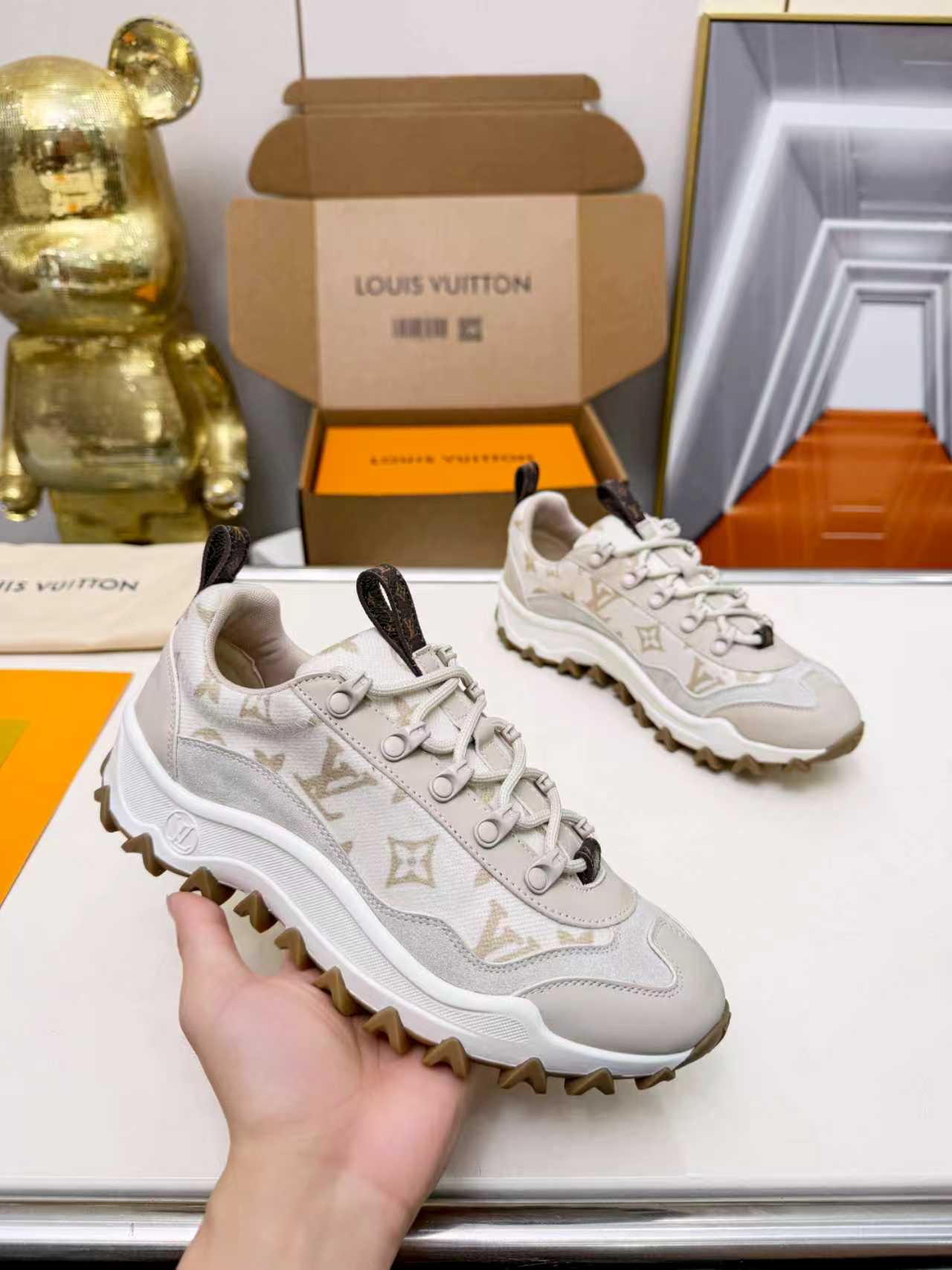 NO:730836,Affordable men's and women's sneakers, purchased 1:1 from the original version, LV Rush  Women's size 35-40 (34*41*42 custom-made, non-returnable and non-exchangeable) Welcome to the big sale in the picture above [hold fist],, louis vuitton, louis vuitton, sneakers19860909实价男女款运动鞋,购买原版1比1制作, LV Rush Xplorer 运动鞋为科技网格融入正绒面革饰边.厚实而不失轻盈的外底与科技鞋带实现运动型格与舒适度及功能性的兼收并蓄.侧面橡胶路易威登标识与 Monogram 帆布后袢带完善整体. 男款40-45（46*38*39*订做不退不换） 女款35-40（34*41*42订做不退不换） 欢迎上图大卖[抱拳],,louis vuitton,louis vuitton,sneakers,Men's shoes