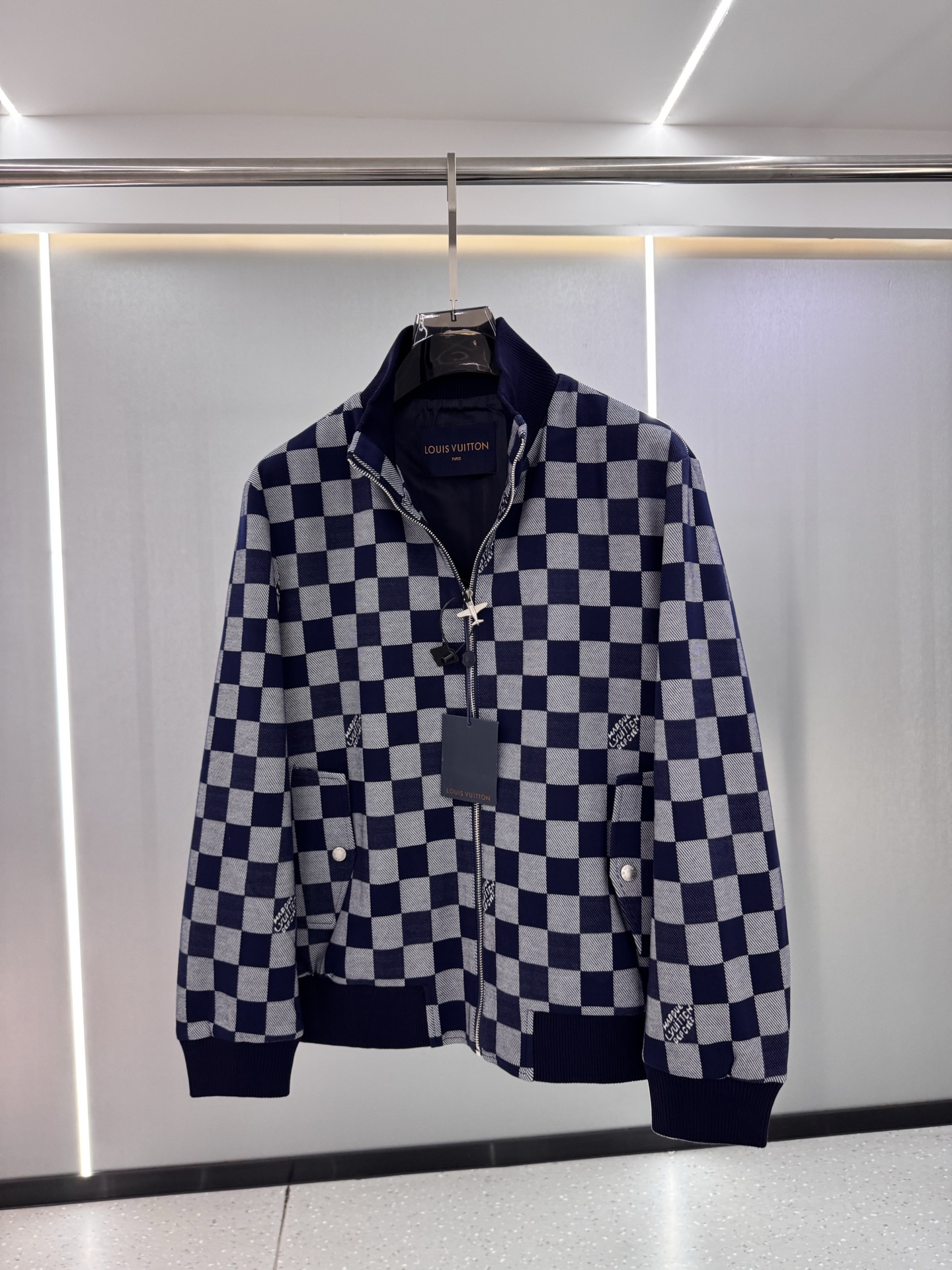 NO:540094,25 new Autumn and Winter LV jacquard checkerboard jacket, customized counter fabric, breathable and comfortable, impeccable details, brand element design concept, reflecting high quality. It feels delicate and soft!  It is casually cut, with a great upper body style!  Wearing it is comfortable and slim, lazy and casual, combined with clean and simple colors, it is particularly pleasing to look at. It is suitable for daily wear~ I love to launch sports items embellished with vitality prints to welcome the arrival of the warm season. Size 48/50/52/54/56,,louis vuitton,jackets & coats,jackets & coats,alexander wang1986090925秋冬新品LV提花棋盘格夹克外套 专柜定制面料 透气舒适度高,细节无可挑剔,品牌元素设计理念,体现高品质.手感细腻柔软！呈现休闲裁剪,上身版型超赞！穿上就是舒适自在又显瘦的存在,慵懒而随性,结合干净简单的色系就特别耐看,适合日常穿着~倾情推出缀饰活力印花的运动单品,迎接温暖季节的到来. 尺码48/50/52/54/56,,louis vuitton,jackets & coats,jackets & coats,alexander wang,Men's clothing