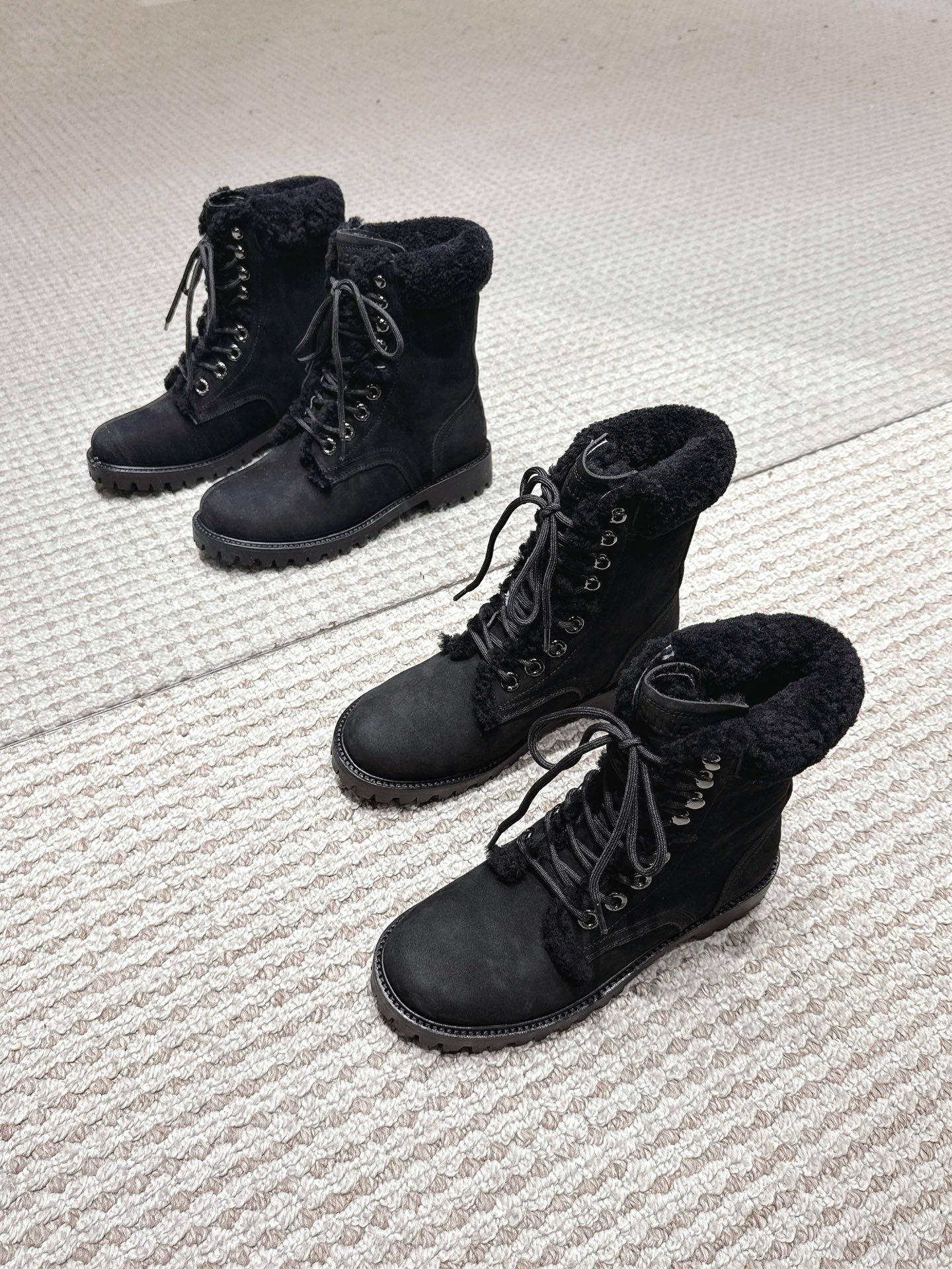 NO:476560,Men #Couple Model CELINE 25/ KURT Classic Series Love Boots Big Yellow Boots Martin Boots Knight Boots Original Purchase and Development Made Production Classic Short Boots Hot Every Fall and Winter Celebrities A Martin Boots Tested by Internet celebrities YYDs matching super long legs, an amazing versatile artifact, can be worn all year round. Permanently out of style Fabric: Original custom imported matte cowhide imported cowhide inner imported cowhide sole original open mold combination rubber outsole + genuine leather edge Size: #women 35-42 men 39-45 (women 40.41.42 men 45 custom made), boot loafers, celine, celine, loafers, boots, cowhide19860909男 #情侣款 CELINE赛琳 25/ KURT经典系列 乐福 短靴 大黄靴 马丁靴 骑士靴 原版购入开发 做货 每年秋冬爆款经典短靴 各大明星 网红上脚测试的一款马丁靴 yyds搭配超级显腿长,百搭神器中的绝绝子,一年四季都可以穿.永久不过时 面料:原版定制进口磨砂牛皮 内里进口牛皮里 鞋底原版开模组合橡胶大底+真皮沿边 Size:#女35-42男39-45(女40.41.42男45定做）,靴子乐福鞋,celine,celine,loafers,boots,cowhide,Women's Shoes