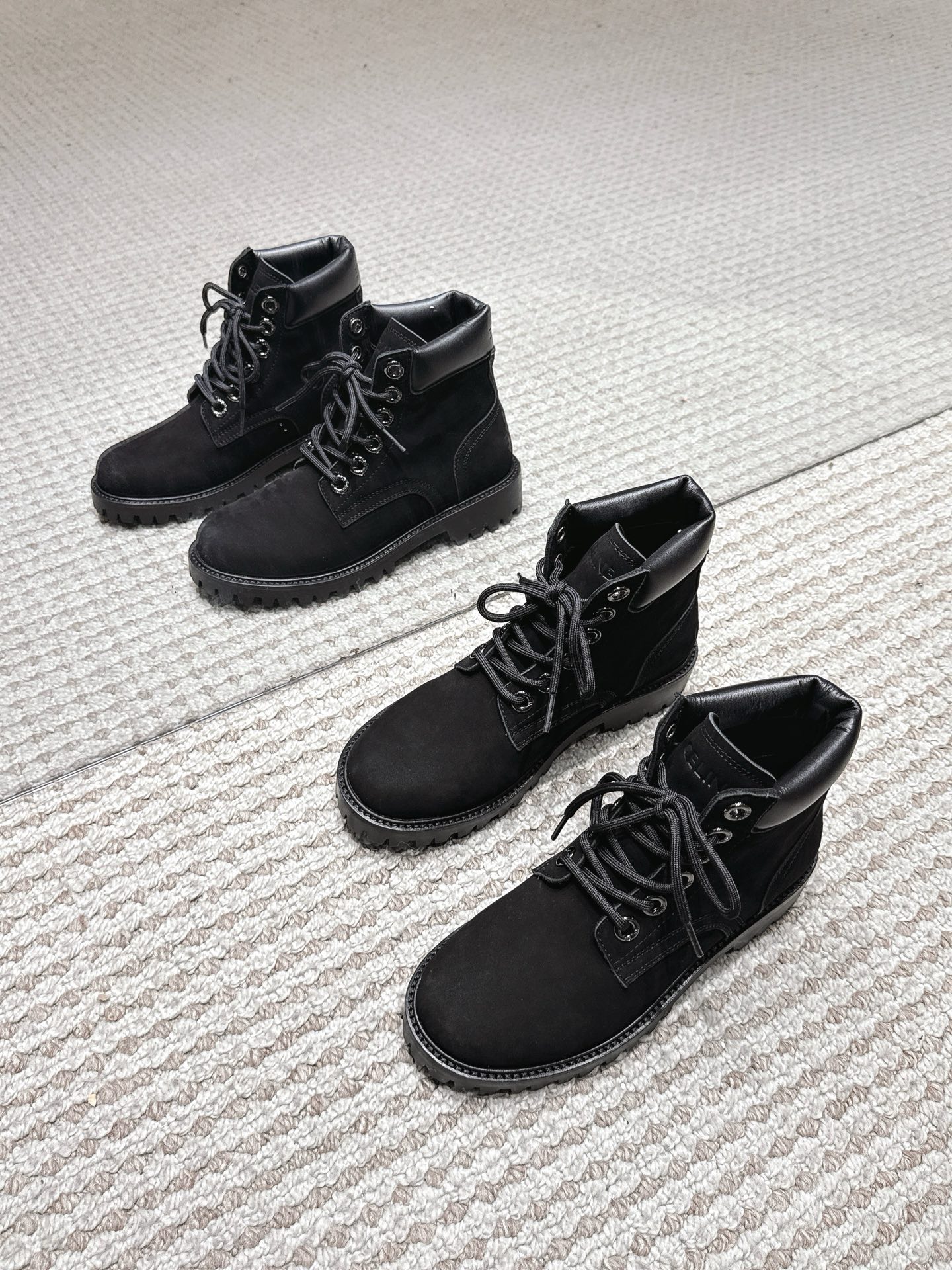 NO:476555,Men #Couple Model CELINE 25/ KURT Classic Series Love Boots Big Yellow Boots Martin Boots Knight Boots Original Purchase and Development Made Production Classic Short Boots Hot Every Fall and Winter Celebrities A Martin Boots Tested by Internet celebrities YYDs matching super long legs, an amazing versatile artifact, can be worn all year round. Permanently out of style Fabric: Original custom imported matte cowhide imported cowhide inner imported cowhide sole original open mold combination rubber outsole + genuine leather edge Size: #women 35-42 men 39-45 (women 40.41.42 men 45 custom made), boot loafers, celine, celine, loafers, boots, cowhide19860909男 #情侣款 CELINE赛琳 25/ KURT经典系列 乐福 短靴 大黄靴 马丁靴 骑士靴 原版购入开发 做货 每年秋冬爆款经典短靴 各大明星 网红上脚测试的一款马丁靴 yyds搭配超级显腿长,百搭神器中的绝绝子,一年四季都可以穿.永久不过时 面料:原版定制进口磨砂牛皮 内里进口牛皮里 鞋底原版开模组合橡胶大底+真皮沿边 Size:#女35-42男39-45(女40.41.42男45定做）,靴子乐福鞋,celine,celine,loafers,boots,cowhide,Women's Shoes