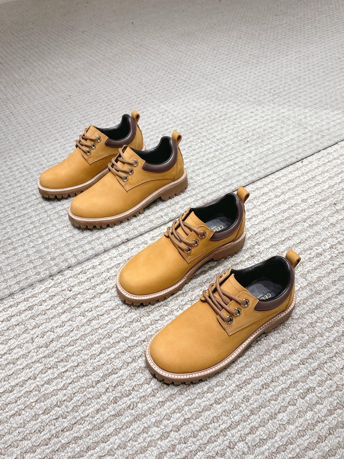 NO:559273,[CELINE · Celine] Celine KURT series highlights, low-top, high-top, leather, wool, women's and men's sizes. Professionally customized frosted cowhide, highly restored leather embryo, color, thickness, toughness, feel. Original combination genuine leather welt outsole, military-grade tanned hemp rope shoelaces. Fully customized 11 etched logo eyelets, electroplated rose gold tiger head hook. Heel height 3.5CM, women's size 35-42  Men's size 40-46, boots loafers, celine, celine, loafers, boots, cowhide19860909【CELINE·思琳】赛琳 KURT系列高光时刻,低帮、高帮、皮里、毛里、女码、男码尽有.专业定制磨砂牛皮,高度还原皮胚、颜色、厚度、韧度、手感.原版组合真皮沿条大底,军用级别鞣麻绳鞋带.全定制11蚀刻logo鸡眼,电镀玫瑰金虎头勾.跟高3.5CM,女码35-42 男码40-46,靴子乐福鞋,celine,celine,loafers,boots,cowhide,Women's Shoes