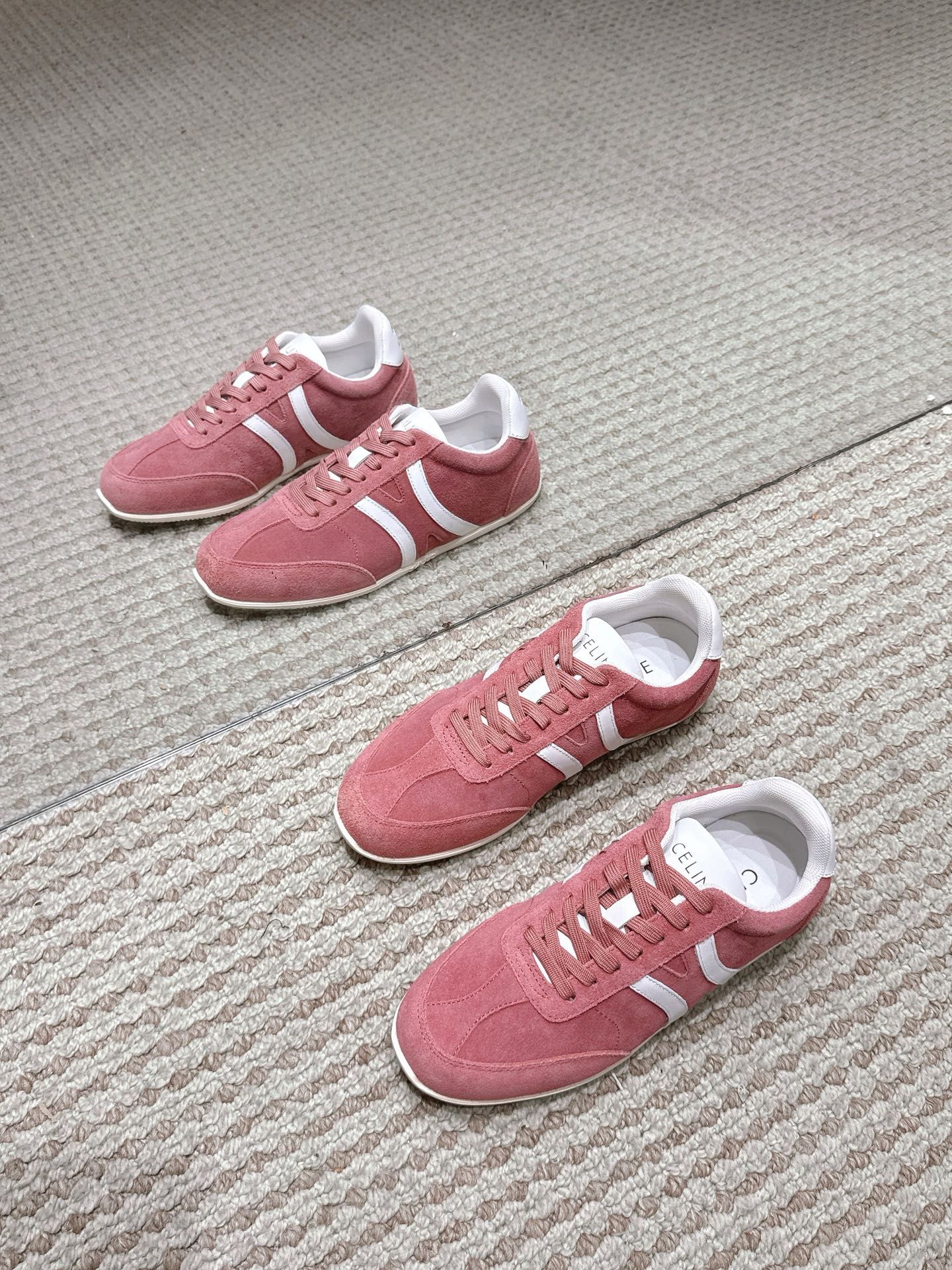 NO:559247,[CELINE · Celine] Celine’s latest Triomphe series of Forrest Gump sports and casual shoes. Many celebrities and fashion bloggers have planted Forrest Gump shoes. The shoe shape is classic and timeless. It is cool and versatile. Whether it is sports style or casual wear for daily outings, it can be perfectly adapted to easily enhance the texture of the overall look.  Moreover, the design of this pair of shoes fits the shape of the foot very well, so that the feet are not tired when walking. They are also very breathable for spring and summer wear. The original custom-made high-mercerized cowhide suede genuine leather original private model outsole. Women's size 35-41, casual shoes/sports shoes, celine, celine, sneakers, cowhide19860909【CELINE·思琳】赛琳最新款Triomphe系列阿甘运动休闲鞋超多明星时尚博主种草阿甘鞋鞋型设计经典永不过时 酷帅又百搭无论是运动风穿搭还是日常出街的休闲装,它都能完美适配,轻松提升整体造型的质感 而且这双鞋的设计很贴合脚型,走路不累脚,春夏穿着也很透气,原版定制高丝光牛反绒真皮牛皮原版私模大底.女码35-41,休闲鞋/运动鞋,celine,celine,sneakers,cowhide,Women's Shoes