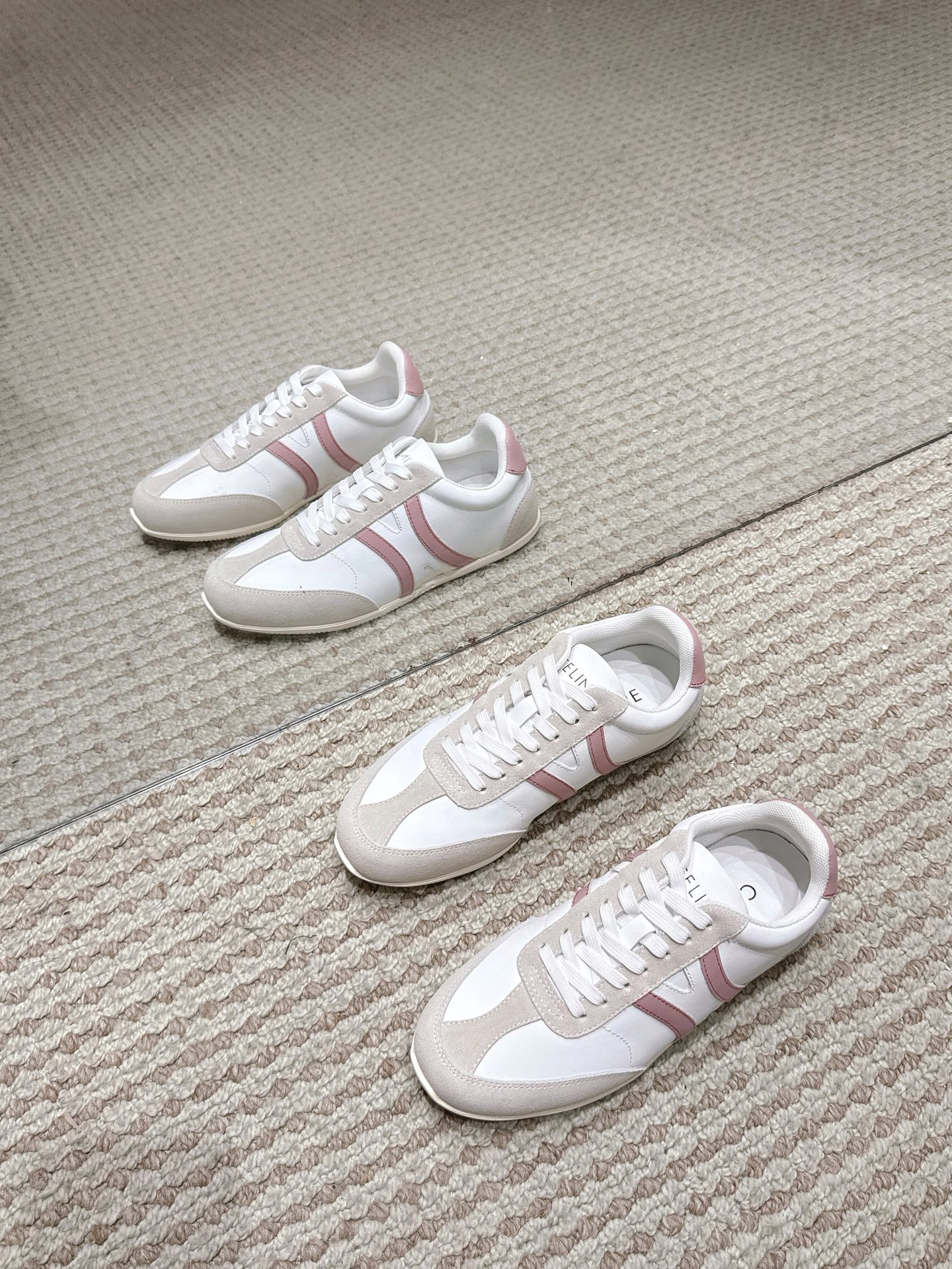 NO:559249,[CELINE · Celine] Celine’s latest Triomphe series Forrest Gump sports and casual shoes. Many celebrities and fashion bloggers have planted Forrest Gump shoes. The shoe design is classic, timeless, cool and versatile. Whether it is sports style or casual wear for daily outings, it can be perfectly adapted to easily enhance the texture of the overall look.  Moreover, the design of this pair of shoes fits the shape of the foot very well, so that the feet are not tired when walking. They are also very breathable for spring and summer wear. The original custom-made high-mercerized cowhide suede genuine leather original private model outsole. Women's size 35-41, casual shoes/sports shoes, celine, celine, sneakers, cowhide19860909【CELINE·思琳】赛琳最新款Triomphe 系列阿甘运动休闲鞋超多明星时尚博主种草阿甘鞋鞋型设计经典永不过时 酷帅又百搭无论是运动风穿搭还是日常出街的休闲装,它都能完美适配,轻松提升整体造型的质感 而且这双鞋的设计很贴合脚型,走路不累脚,春夏穿着也很透气,原版定制高丝光牛反绒真皮牛皮原版私模大底.女码35-41,休闲鞋/运动鞋,celine,celine,sneakers,cowhide,Women's Shoes