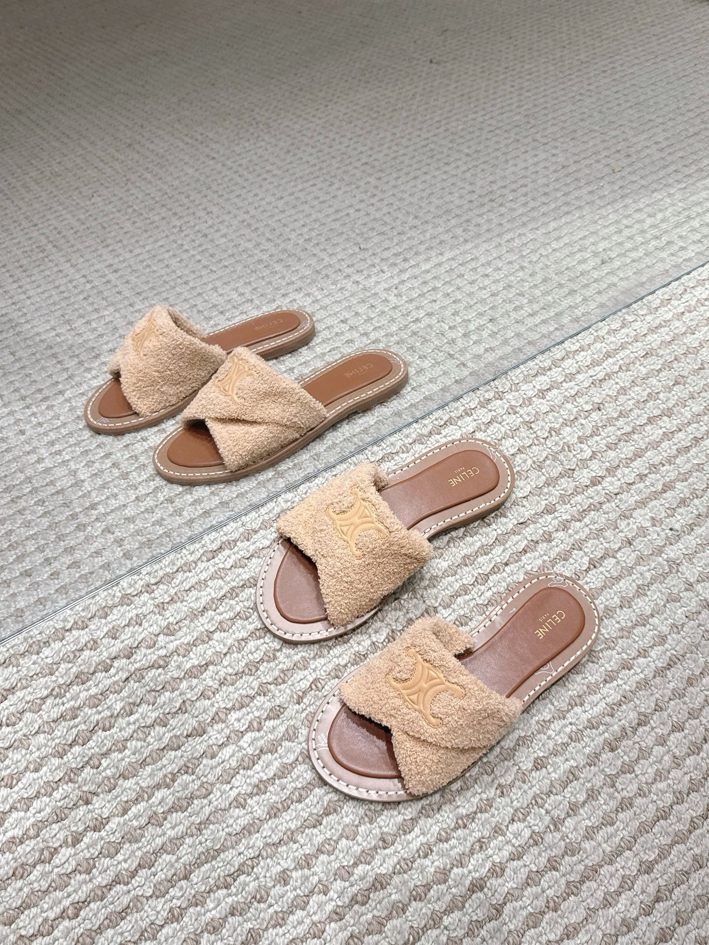 NO:559254,[CELINE · Celine] Celine recently presents the new 'LYMPIA' twist slippers and sandals series. The top version of the 3D logo, the original customized terry-surface genuine leather, the original private model imported material multi-layer combination leather outsole. Women's size 35-42, fur shoes and slippers, celine, celine, sandals, slippers, cowhide, Leather soles19860909【CELINE·思琳】赛琳最新呈现全新“LYMPIA”扭结拖鞋凉鞋系列.顶级版本3D立体logo,原版定制毛巾面真皮牛皮,原版私模进口材质多层组合真皮大底.女码35-42,毛毛鞋拖鞋,celine,celine,sandals,slippers,cowhide,Leather soles,Women's Shoes