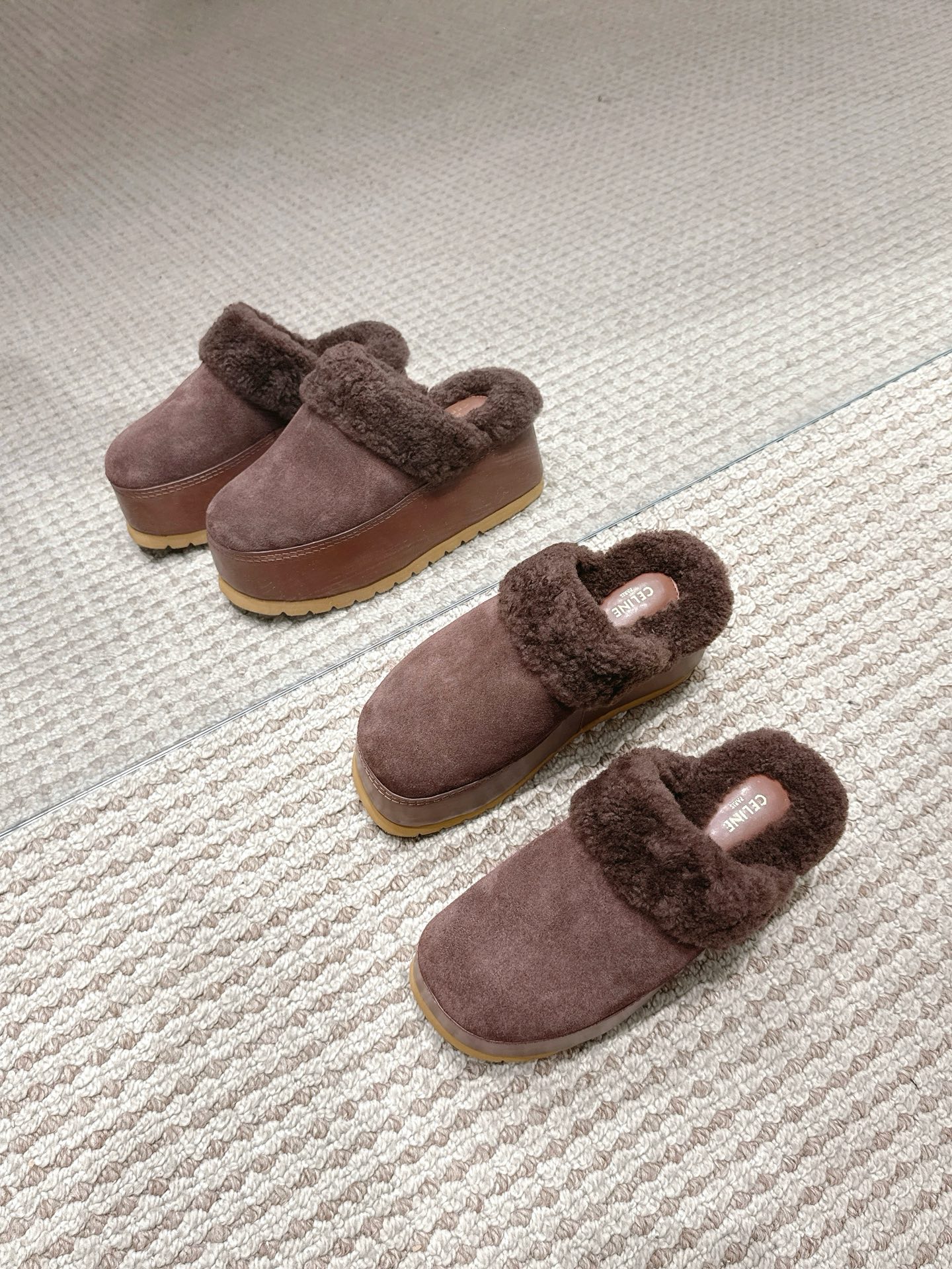 NO:476587,[CELINE·Silin] Celin's latest presents the POLLY wedge thick sole mules shoe wool drag series. The top version of the heel original cowhide bag midsole 3D three-dimensional logo, the original customized wool perfectly matches the color of the counter, the original private mold imported material is multi-layer combination of the outsole. Code 35-41 (40 and 41 custom made without return and exchange), semi-dragged fur shoes, celine, celine, cowhide19860909【CELINE·思琳】赛琳最新呈现POLLY坡跟厚底穆勒鞋毛拖系列.顶级版本后跟原版牛皮包中底3D立体logo,原版定制羊毛完美契合专柜颜色,原版私模进口材质多层组合大底.码码35-41（40、41定做不退换）,半拖毛毛鞋,celine,celine,cowhide,Women's Shoes