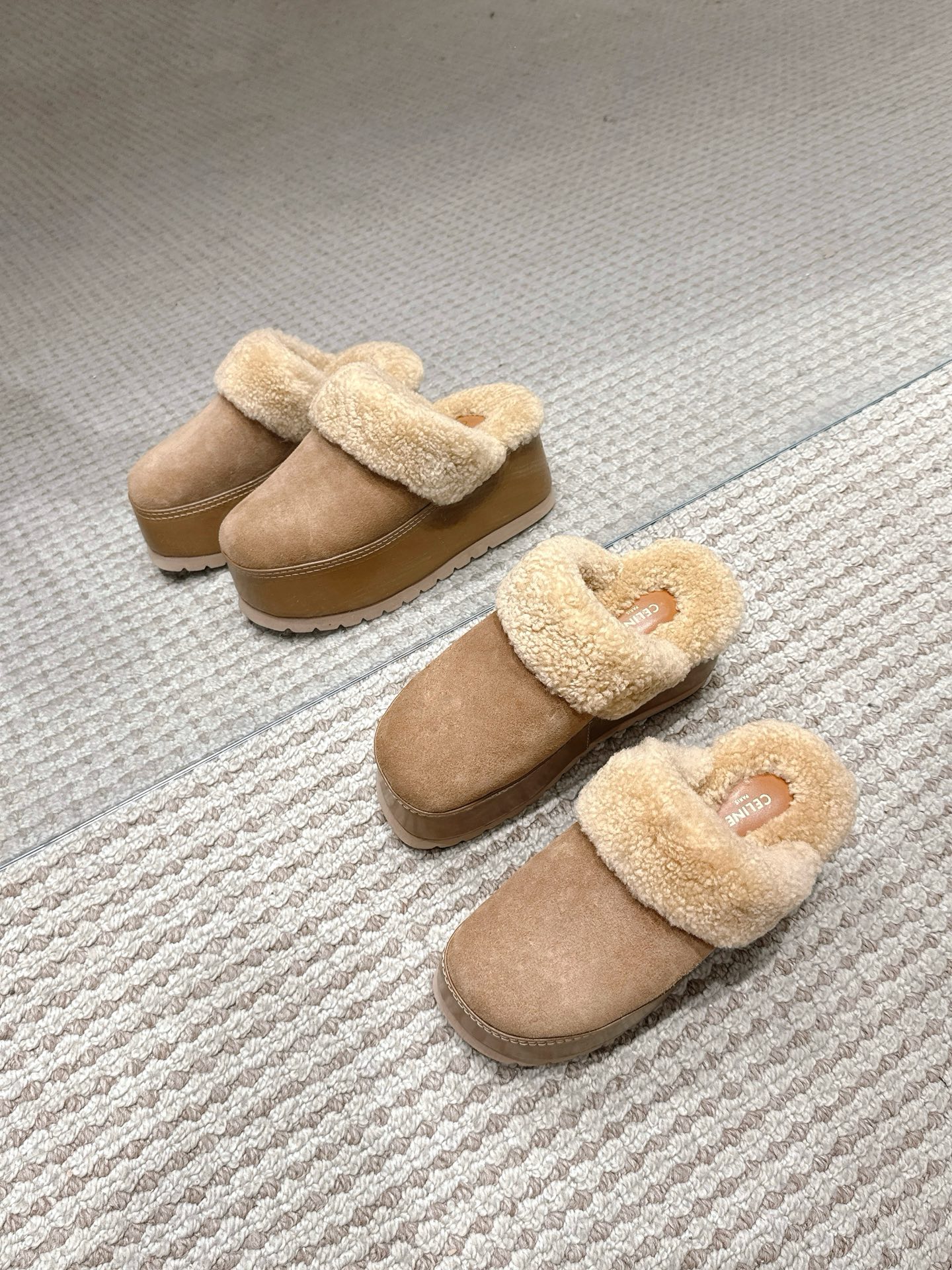 NO:559260,[CELINE · Celine] Celine recently presents the POLLY wedge heel thick-soled Mule shoe and fur slippers series. The top version is followed by the original cowhide bag with 3D logo on the midsole, the original customized wool perfectly matches the color of the counter, and the original private model imported material multi-layer combination outsole. Women's size 35-41, furry shoes and half slippers, celine, celine, cowhide19860909【CELINE·思琳】赛琳最新呈现POLLY坡跟厚底穆勒鞋毛拖系列.顶级版本后跟原版牛皮包中底3D立体logo,原版定制羊毛完美契合专柜颜色,原版私模进口材质多层组合大底.女码35-41,毛毛鞋半拖,celine,celine,cowhide,Women's Shoes