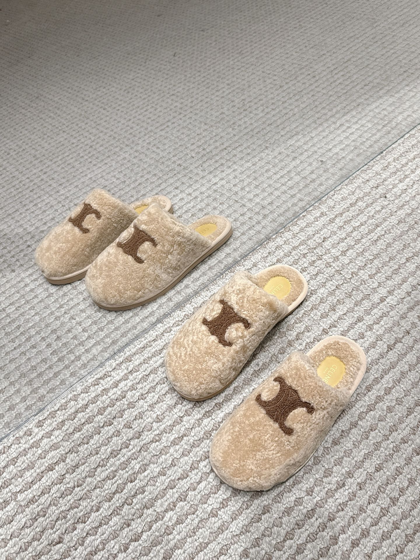 NO:476550,Top version Celine Silin's new wool wool drag in autumn and winter. The furry is so cute and comfortable. The whole shoe uses pure wool, which uses European imported A-grade wool. There is no artificial wool composition. Different from the market artificial wool, without any splicing, different from the ordinary market version. The moment I put it in, I truly feel the feeling of falling into the clouds. The footbed logo is imported sheepskin. No small details are missed. The outsole is consistent with the original version. The film is wear-resistant and non-slip. Size35-39 (customized by 40), semi-dragged wool shoes, celine, sheepskin19860909顶级版本 Celine 思琳秋冬新品羊毛毛拖 毛茸茸的实在是太可爱太舒服啦 全鞋采用纯羊毛是选用欧洲进口A级羊毛 一点人造毛的成分都没有 区别市场人造毛,没有一点拼接,区别市场普通版本 穿进去的那一刻才真正体会到坠入云端的感觉 垫脚logo是进口羊皮.任何小细节都没放过 大底与原版一致采用TPU材质 底片耐磨防滑 Size35-39（40定制）,半拖毛毛鞋,celine,sheepskin,Women's Shoes