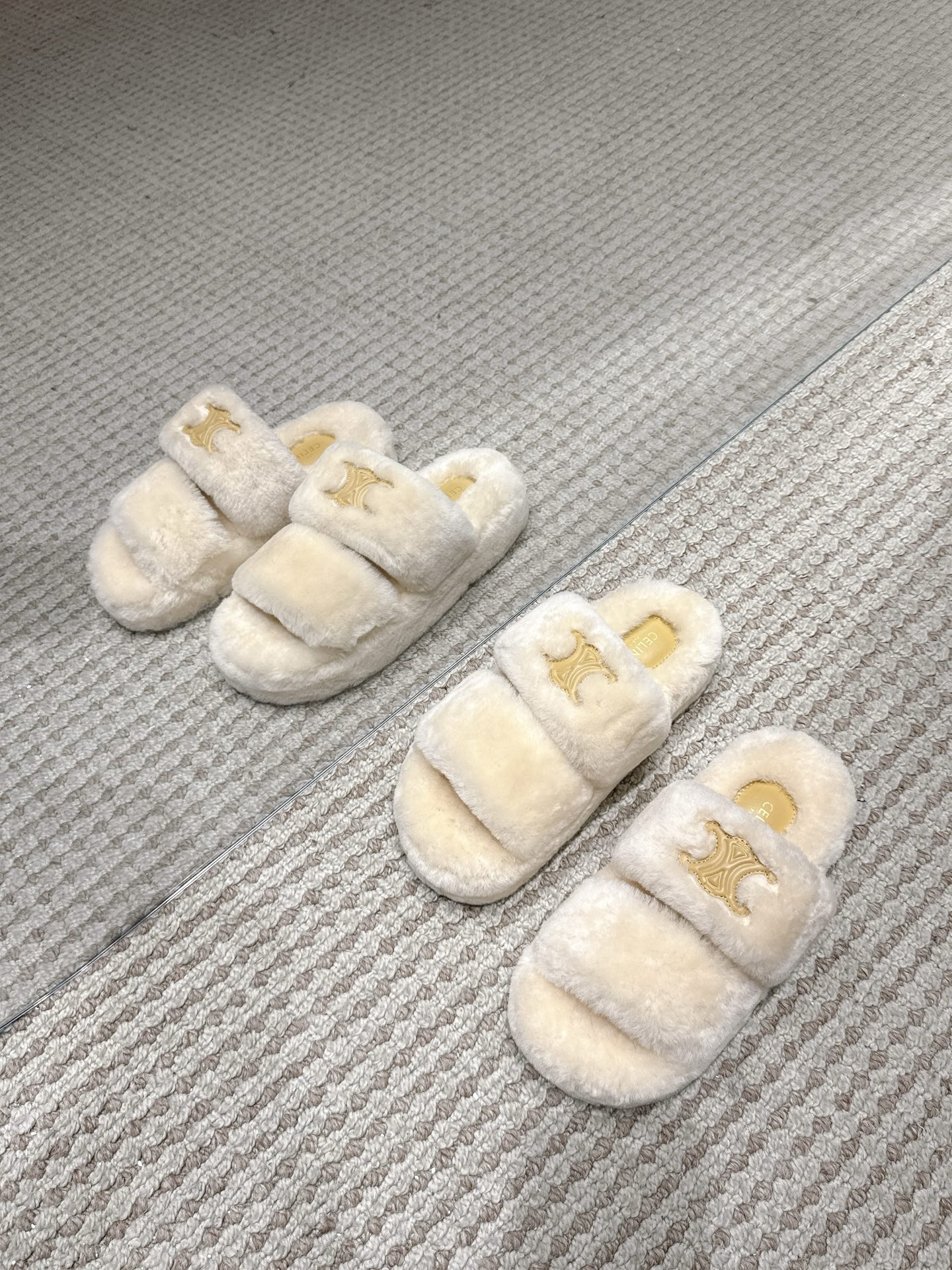 NO:559258,[CELINE · Celine] Celine TRIOMPHE Celine's new autumn and winter wool slippers purchase version, made of fur from high-end ready-to-wear, extremely luxurious, with great loss. Australian sheep wool is used, the fine velvet has a texture that can be seen with the naked eye, the fur is imported from Australia, the bottom is 5CM original wear-resistant and non-slip rubber TPU outsole, 35-41, fur shoes and slippers, celine, celine, slippers19860909【CELINE·思琳】赛琳TRIOMPHE塞琳秋冬新款羊毛拖代购版本,用高级成衣的皮毛一体制作奢靡至极,损耗极大选用澳大利亚绵羊毛,毛质细底绒多肉眼可以看的到的质感,皮毛一体进口澳大利亚绵羊毛,底厚5CM原版耐磨防滑橡胶TPU大底,35-41,毛毛鞋拖鞋,celine,celine,slippers,Women's Shoes