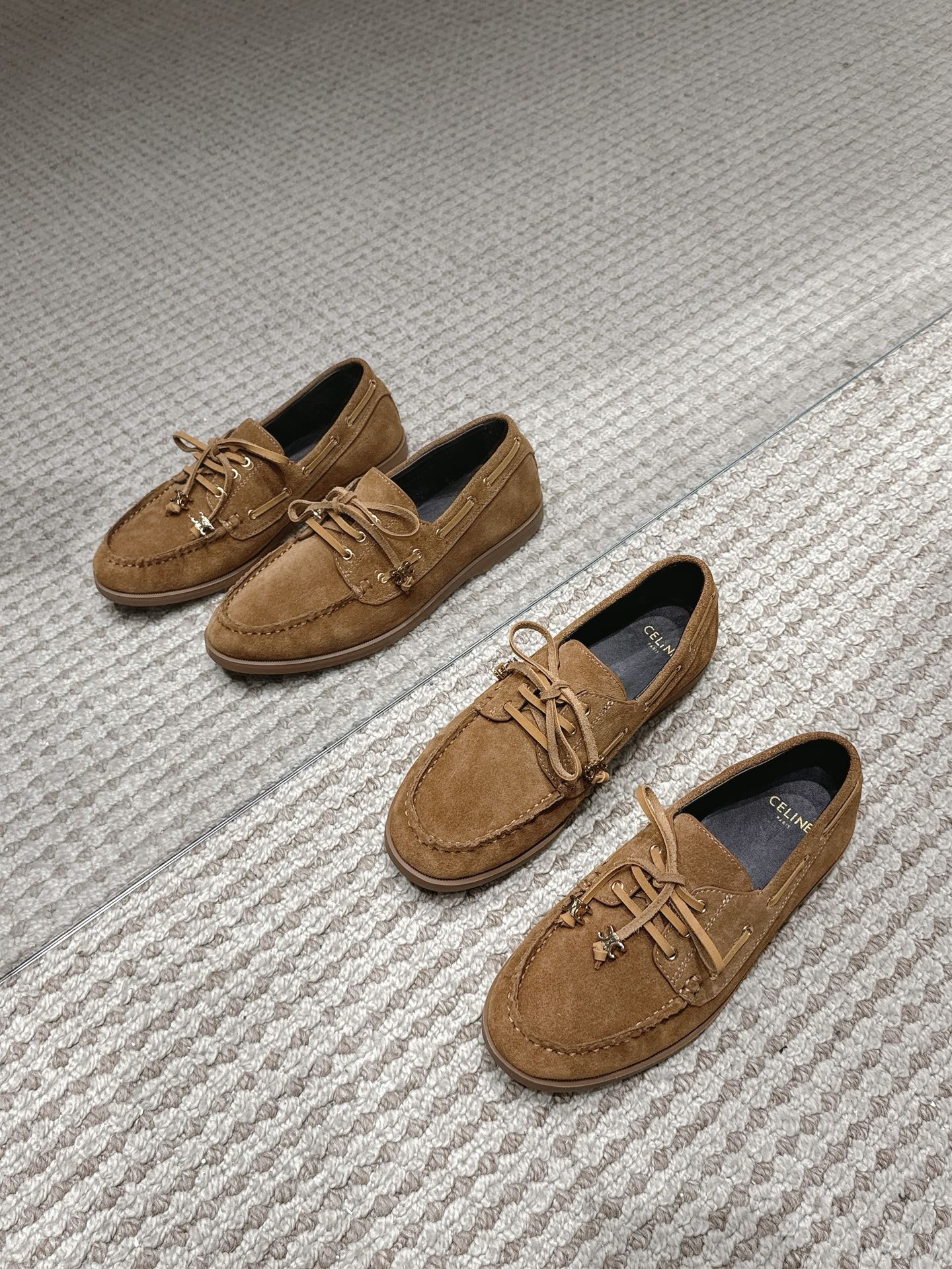 NO:484160,Celine 25ss new one-legged loafers. This year, you must buy a pair of celine loafers. The retro style is super versatile, simple and elegant, classic one-legged design is simple and fashionable. The gentle texture can be combined with the skirt and pants. The perfect beauty can be matched at will. It all highlights its brand atmosphere. Upper matte leather, ox soft paint, open edge beads, inner sheepskin, original open mold and sole. Size: 35-41 (40, 41 custom made, no return or exchange), loafers, celine, loafers, skirts, sheepskin19860909Celine 25ss新款一脚蹬乐福鞋 今年必须要入手一双 celine 乐福鞋,复古风经典款超级百搭简单大气经典的一脚蹬设计简约时髦把温柔和质感合并无论裙装裤装都能随意搭配妥妥的颜霸无不彰显它的品牌气息. 鞋面磨砂皮、牛软漆、开边珠 内里羊皮 大底原版开模大底 Size :35-41(40、41订做不退换）,乐福鞋,celine,loafers,skirts,sheepskin,Women's Shoes