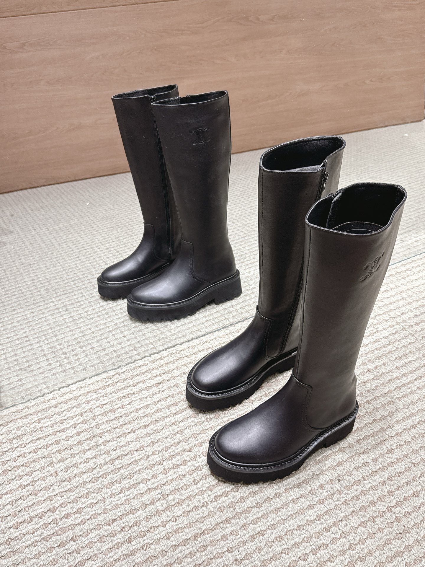 NO:559265,[CELINE·Silin] Celine 2025 Autumn and Winter BULKY  BUCKLED series color-blocked cross-buckle boots, elastic band canvas short boots with glossy cowhide Martin boots, rounded toe box, LOGO screen printing on the back, Arc de Triomphe logo on the outside of the long shoe shaft, exclusive development of wear-resistant velvet leather welt multi-layer combination outsole, sole thickness 4.5CM, 35-41, boots, celine, celine, boots, cowhide19860909【CELINE·思琳】赛琳2025秋冬款BULKY BUCKLED系列拼色一脚蹬交叉搭扣长靴松紧带帆布短靴配亮泽牛皮马丁靴,圆润造型鞋头,后帮饰LOGO丝印,长筒鞋筒外侧配以凯旋门标志,独家开发耐磨绒真皮沿条多层组合大底,底厚4.5CM,35-41,靴子,celine,celine,boots,cowhide,Women's Shoes