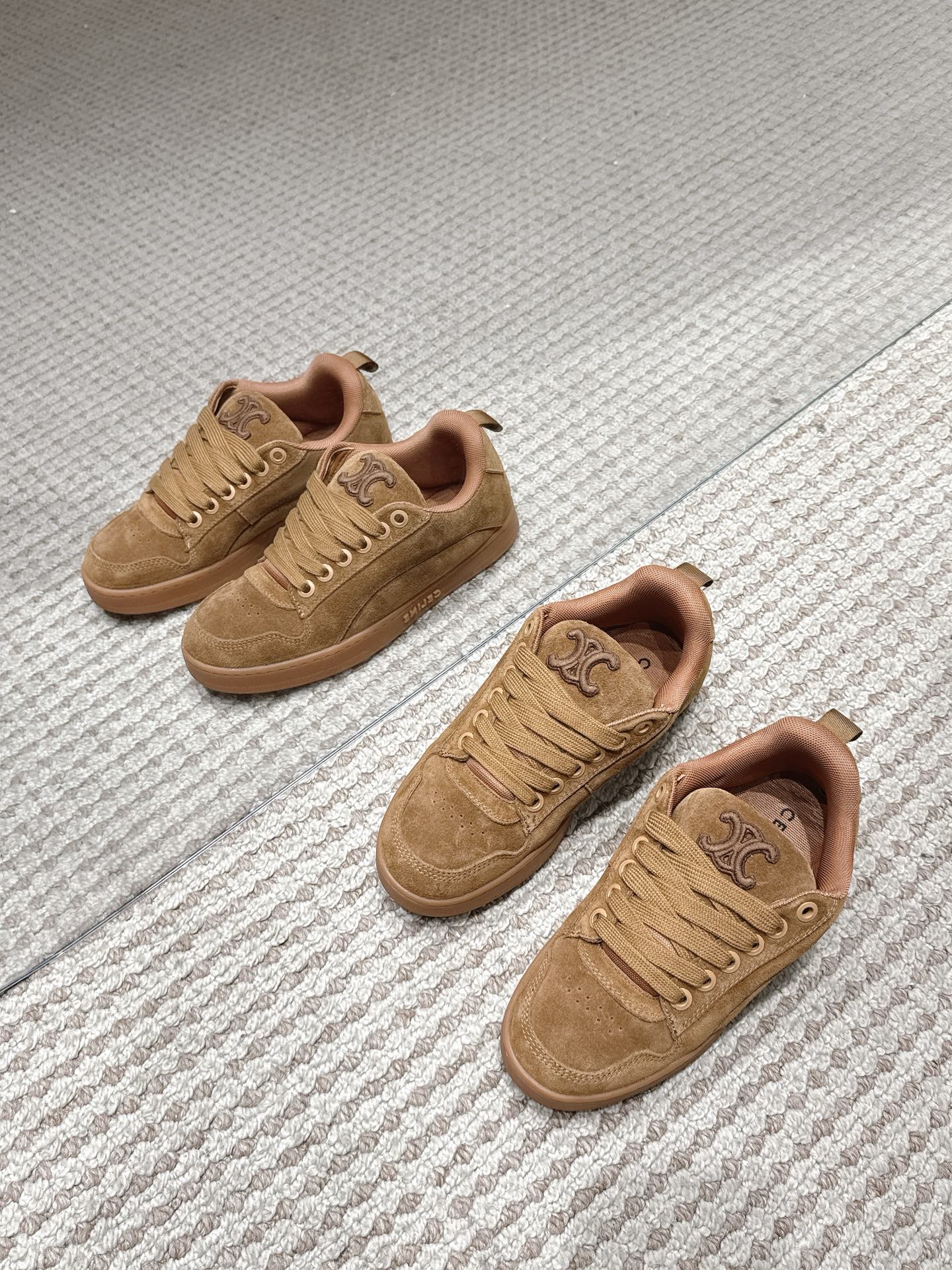 NO:559252,[CELINE · Celine] Celine HUNTINGTON low-top sports shoes, upgraded version of CT series, original one-to-one customized high mercerized sheepskin, high-frequency embossed LOGO, gravure logo stripes, internal expanded foam technology weight-saving rubber outsole, full-color matching thick sole inner heighten sports shoes, 35-41, casual shoes/sports shoes, celine, celine, sneakers, sheep19860909【CELINE·思琳】 赛琳HUNTINGTON低帮运动鞋,CT系列升级版,原版一比一定制高丝光羊京,高周波压印LOGO,凹印标志条纹,内部膨胀泡沫工艺减重橡胶大底全色配比厚底内增高运动鞋,35-41,休闲鞋/运动鞋,celine,celine,sneakers,sheep,Women's Shoes