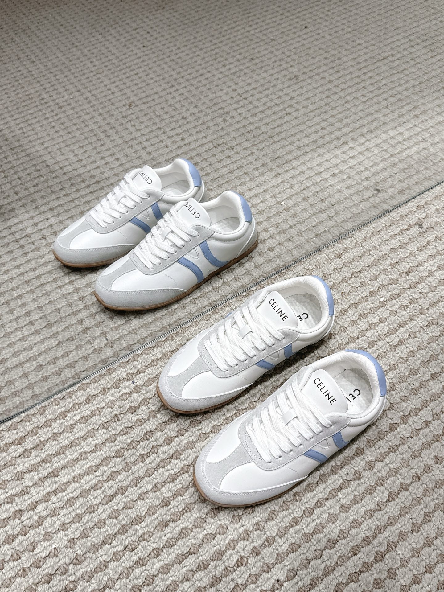 NO:559245,[CELINE · Celine] Celine’s latest Triomphe series Forrest Gump sports and casual shoes. Many celebrities and fashion bloggers have planted Forrest Gump shoes. The shoe design is classic, timeless, cool and versatile. Whether it is sports style or casual wear for daily outings, it can be perfectly adapted to easily enhance the texture of the overall look.  Moreover, the design of this pair of shoes fits the shape of the foot very well, so that the feet are not tired when walking. They are also very breathable for spring and summer wear. The original custom-made high-mercerized cowhide suede genuine leather original private model outsole. Women's size 35-41, casual shoes/sports shoes, celine, celine, sneakers, cowhide19860909【CELINE·思琳】赛琳最新款Triomphe 系列阿甘运动休闲鞋超多明星时尚博主种草阿甘鞋鞋型设计经典永不过时 酷帅又百搭无论是运动风穿搭还是日常出街的休闲装,它都能完美适配,轻松提升整体造型的质感 而且这双鞋的设计很贴合脚型,走路不累脚,春夏穿着也很透气,原版定制高丝光牛反绒真皮牛皮原版私模大底.女码35-41,休闲鞋/运动鞋,celine,celine,sneakers,cowhide,Women's Shoes