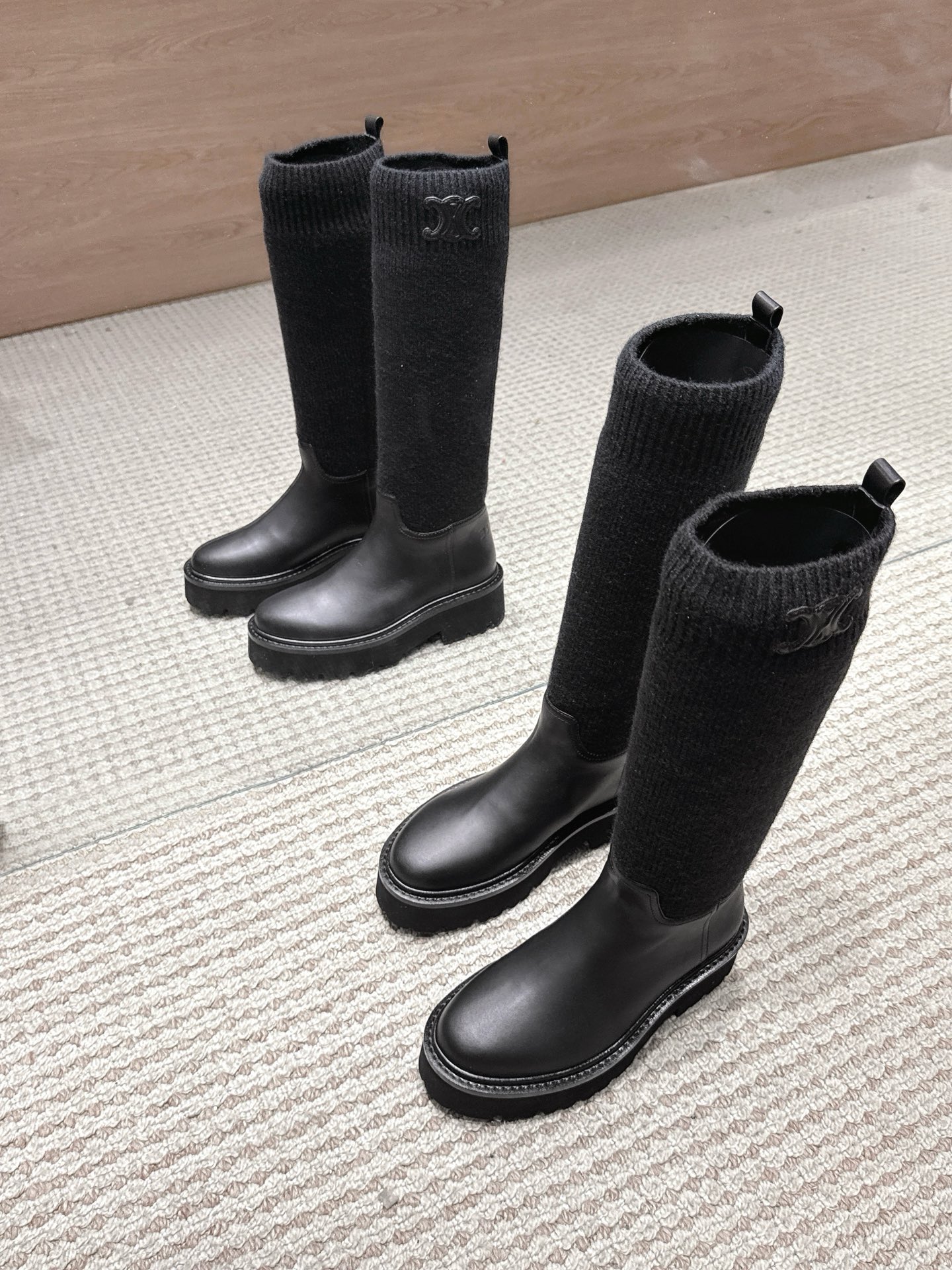 NO:559257,[CELINE · Celine] Celine autumn and winter BULKY BUCKLED series color-blocked lace-up zipper cross-buckle boots elastic band canvas short boots with glossy cowhide Martin boots, rounded toe box, LOGO screen printing on the back, long shoe tube with Arc de Triomphe logo on the outside, exclusive development of wear-resistant velvet leather welt multi-layer combination outsole, sole thickness 4.5CM, 35-41, boots, celine, celine, boots, cowhide19860909【CELINE·思琳】赛琳秋冬款BULKY BUCKLED系列拼色系带绑带拉链交叉搭扣长靴松紧带帆布短靴配亮泽牛皮马丁靴,圆润造型鞋头,后帮饰LOGO丝印,长筒鞋筒外侧配以凯旋门标志,独家开发耐磨绒真皮沿条多层组合大底,底厚4.5CM,35-41,靴子,celine,celine,boots,cowhide,Women's Shoes