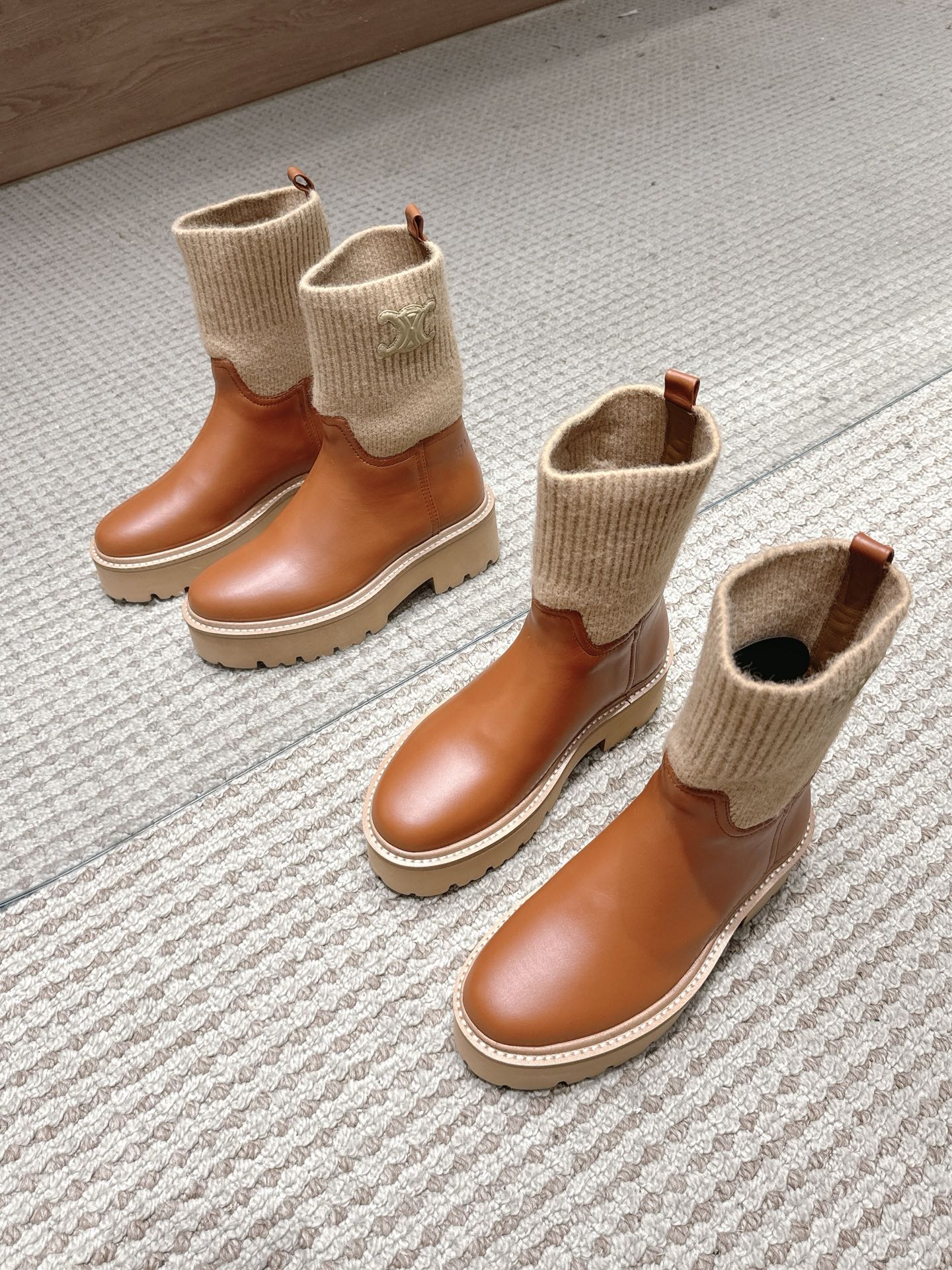 NO:559259,[CELINE·Silin] Celine 2025 Autumn and Winter BULKY  BUCKLED series color-blocked lace-up zipper cross-buckle boots, elastic band canvas short boots with glossy cowhide Martin boots, rounded toe box, LOGO screen printing on the back, long shoe shaft with Arc de Triomphe logo on the outside, exclusive development of wear-resistant velvet leather welt multi-layer combination outsole, sole thickness 4.5CM, 35-41, boots, celine, celine, boots, cowhide19860909【CELINE·思琳】赛琳2025秋冬款BULKY BUCKLED系列拼色系带绑带拉链交叉搭扣长靴松紧带帆布短靴配亮泽牛皮马丁靴,圆润造型鞋头,后帮饰LOGO丝印,长筒鞋筒外侧配以凯旋门标志,独家开发耐磨绒真皮沿条多层组合大底,底厚4.5CM,35-41,靴子,celine,celine,boots,cowhide,Women's Shoes