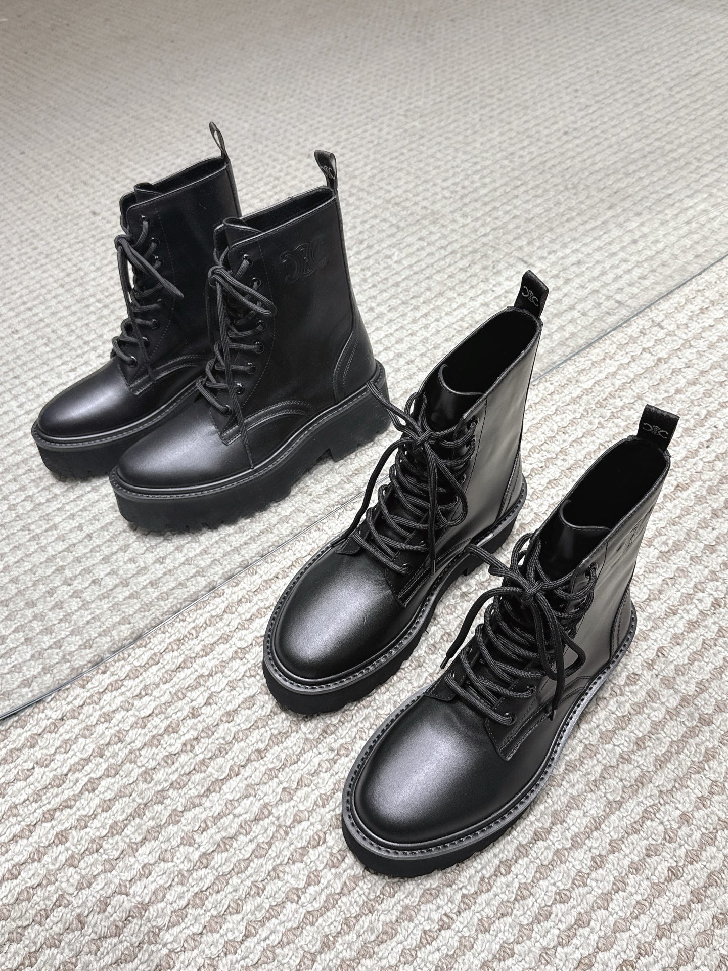 NO:613182,[CELINE · Celine] Celine autumn and winter BULKY series nylon canvas short boots with glossy cowhide Martin boots, rounded toe box, LOGO screen printing on the back, adjustable laces, Arc de Triomphe logo on the outside of the shoe shaft, exclusive development of wear-resistant velvet leather welt multi-layer combination outsole, sole thickness 4.5CM, size: 35-42 (40, 41, 42 customized), boots, celine, celine, boots, cowhide19860909【CELINE·思琳】赛琳秋冬款BULKY系列锦纶帆布短靴配亮泽牛皮马丁靴,圆润造型鞋头,后帮饰LOGO丝印,可调节系带,鞋筒外侧配以凯旋门标志,独家开发耐磨绒真皮沿条多层组合大底,底厚4.5CM,size:35-42(40、41、42定做),靴子,celine,celine,boots,cowhide,Women's Shoes