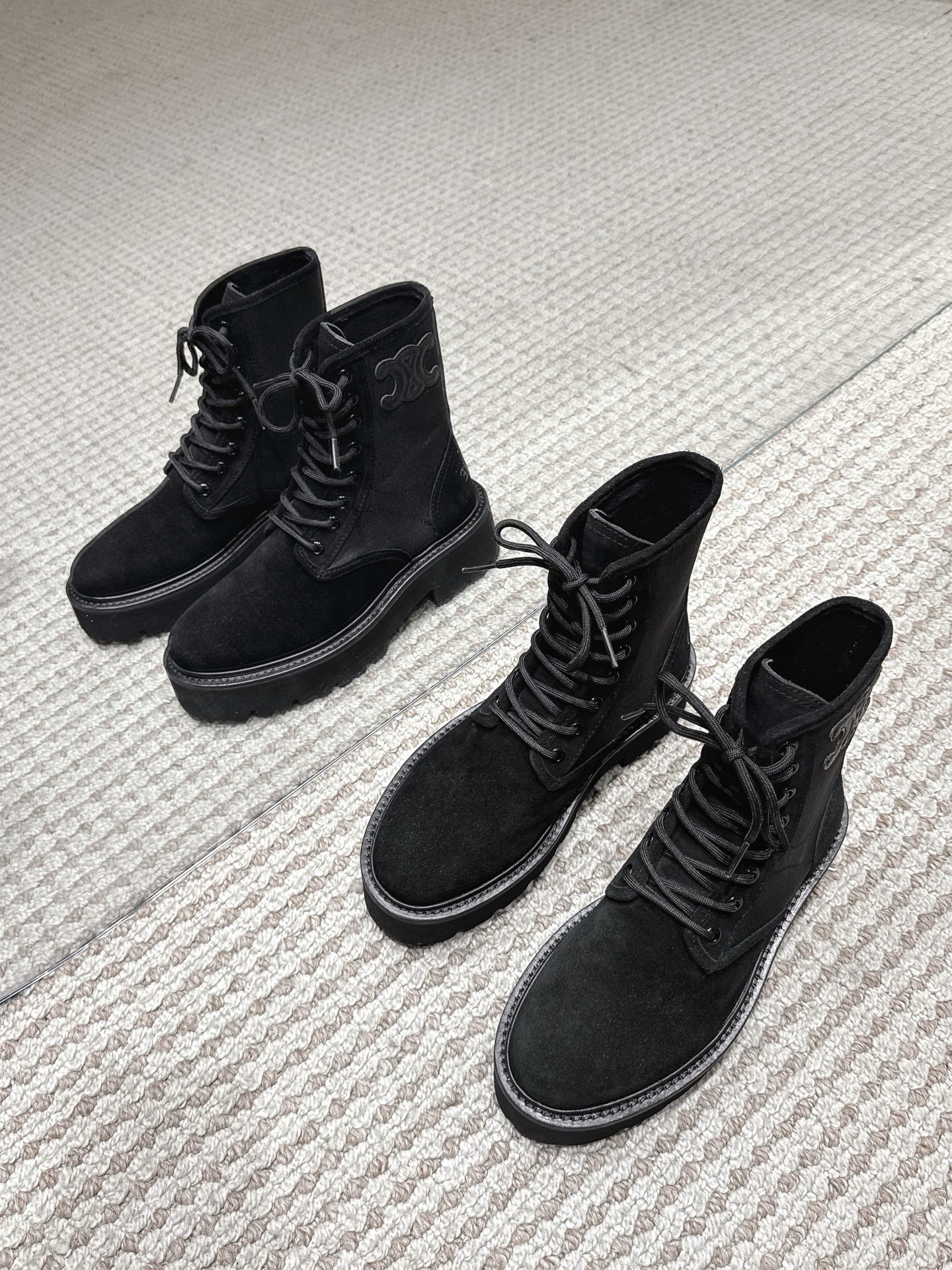 NO:613188,[CELINE · Celine] Celine autumn and winter BULKY series nylon canvas short boots with glossy cowhide Martin boots, rounded toe box, LOGO screen printing on the back, adjustable laces, Arc de Triomphe logo on the outside of the shoe shaft, exclusive development of wear-resistant velvet leather welt multi-layer combination outsole, sole thickness 4.5CM, size: 35-42 (40, 41, 42 customized), boots, celine, celine, boots, cowhide19860909【CELINE·思琳】赛琳秋冬款BULKY系列锦纶帆布短靴配亮泽牛皮马丁靴,圆润造型鞋头,后帮饰LOGO丝印,可调节系带,鞋筒外侧配以凯旋门标志,独家开发耐磨绒真皮沿条多层组合大底,底厚4.5CM,size:35-42（40、41、42定做）,靴子,celine,celine,boots,cowhide,Women's Shoes