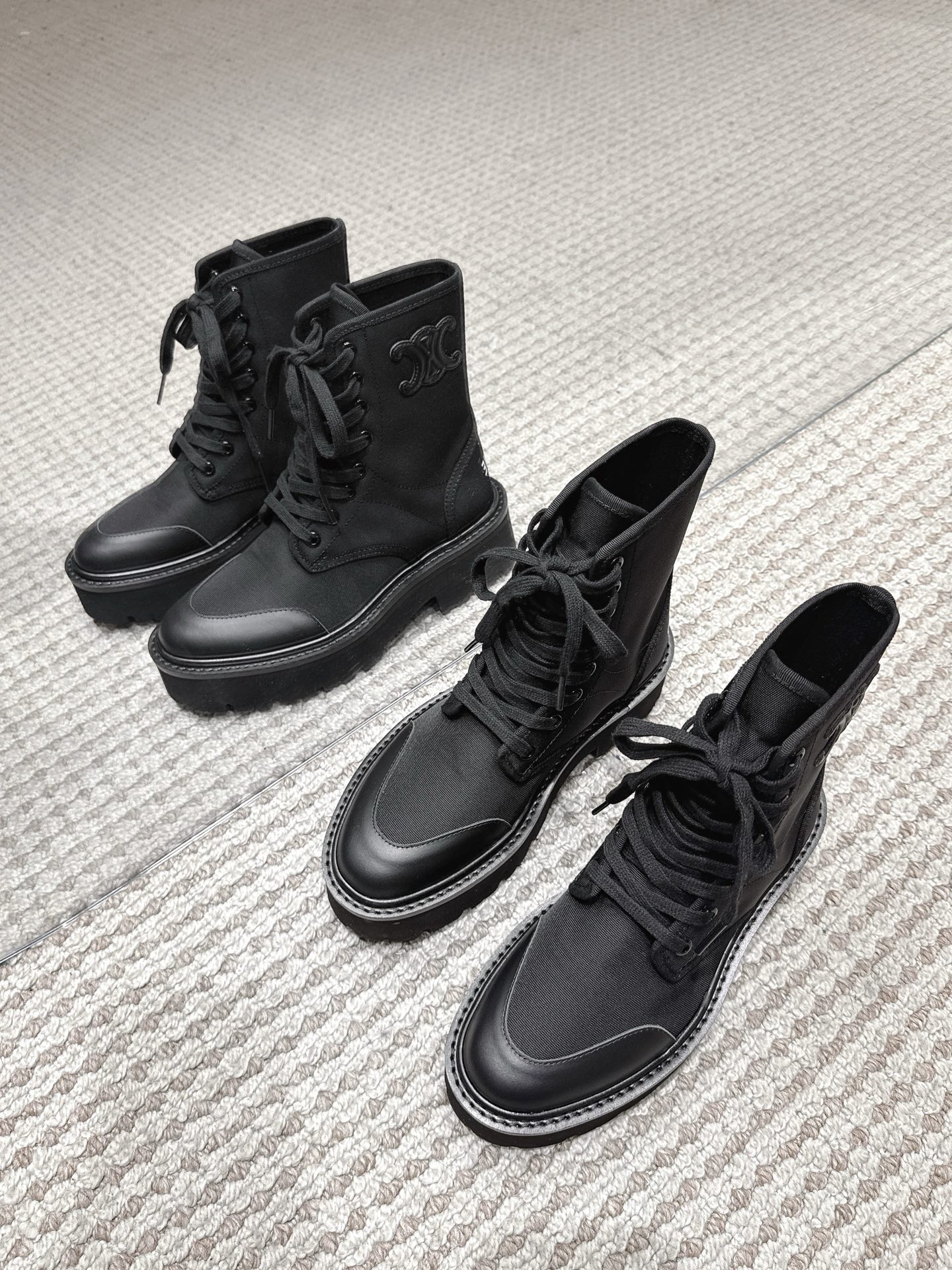 NO:613138,[CELINE · Celine] Celine autumn and winter BULKY series nylon canvas short boots with glossy cowhide Martin boots, rounded toe box, LOGO screen printing on the back, adjustable laces, Arc de Triomphe logo on the outside of the shoe shaft, exclusive development of wear-resistant velvet leather welt multi-layer combination outsole, sole thickness 4.5CM, size: 35-42 (40, 41, 43 customized), boots, celine, celine, boots, cowhide19860909【CELINE·思琳】赛琳秋冬款BULKY系列锦纶帆布短靴配亮泽牛皮马丁靴,圆润造型鞋头,后帮饰LOGO丝印,可调节系带,鞋筒外侧配以凯旋门标志,独家开发耐磨绒真皮沿条多层组合大底,底厚4.5CM,size:35-42(40、41、43定做),靴子,celine,celine,boots,cowhide,Women's Shoes