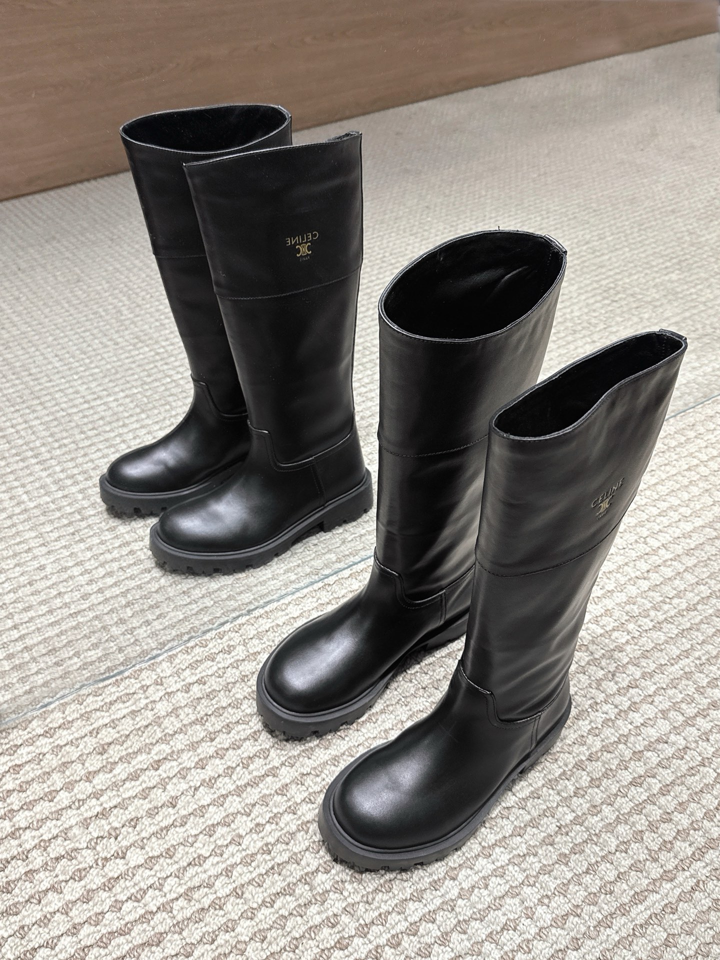 NO:577978,[CELINE · Celine] Celine 2025 autumn and winter boots BUMARGARET high boots series short boots series color-blocking cross-buckle boots elastic band canvas short boots with glossy cowhide Martin boots, rounded toe box, LOGO screen printing on the back, Arc de Triomphe logo on the outside of the long shoe tube, exclusively developed rubber outsole, sole thickness 3CM, 35-41, boots, celine, celine, boots, cowhide19860909【CELINE·思琳】赛琳2025秋冬款长靴BUMARGARET高筒靴系列短靴系列拼色一脚蹬交叉搭扣长靴松紧带帆布短靴配亮泽牛皮马丁靴,圆润造型鞋头,后帮饰LOGO丝印,长筒鞋筒外侧配以凯旋门标志,独家开发橡胶大底,底厚3CM,35-41,靴子,celine,celine,boots,cowhide,Women's Shoes