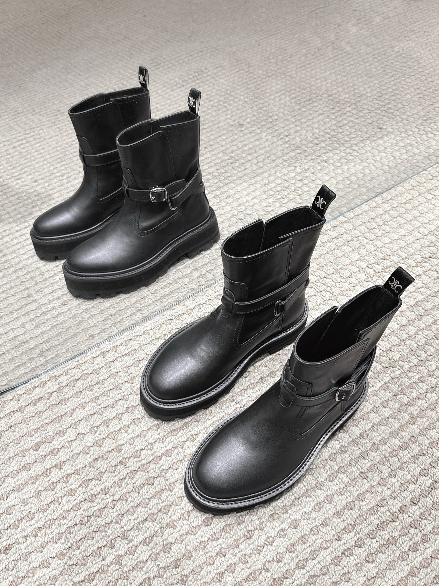 NO:613170,[CELINE · Celine] Celine autumn and winter BULKY series nylon canvas short boots with glossy cowhide Martin boots, rounded toe box, LOGO screen printing on the back, adjustable laces, Arc de Triomphe logo on the outside of the shoe shaft, exclusive development of wear-resistant velvet leather welt multi-layer combination outsole, sole thickness 4.5CM, size: 35-42 (40, 41, 42 customized), boots, celine, celine, boots, cowhide19860909【CELINE·思琳】赛琳秋冬款BULKY系列锦纶帆布短靴配亮泽牛皮马丁靴,圆润造型鞋头,后帮饰LOGO丝印,可调节系带,鞋筒外侧配以凯旋门标志,独家开发耐磨绒真皮沿条多层组合大底,底厚4.5CM,size:35-42(40、41、42定做),靴子,celine,celine,boots,cowhide,Women's Shoes