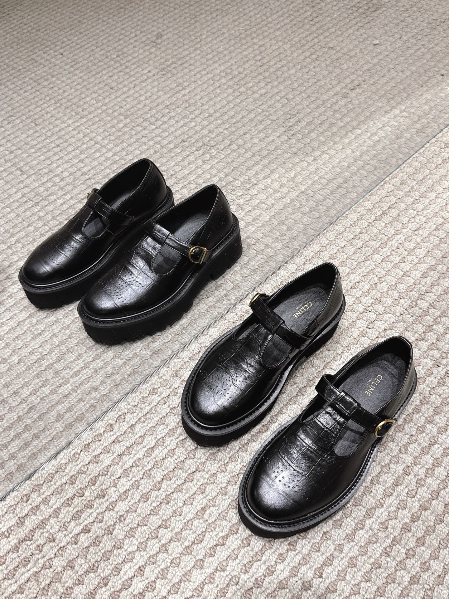 NO:630275,[CELINE · Celine] Celine mules spring and summer Mary Jane loafers, purchased and developed from genuine products at the counter. The hollow upper is matched with the Arc de Triomphe hardware buckle design, which is very brand-recognizable. The upper is beaded patent leather and the lining is goat leather. The upper foot is very comfortable. The combination outsole is made of genuine leather welt. The heel height is 5CM. The size is 35-41. Loafers, celine, celine, loafers, mary  jane,cowhide,sheepskin19860909【CELINE·思琳】赛琳穆勒鞋春夏玛丽珍乐福鞋,专柜正品购入开发,镂空鞋面搭配凯旋门五金扣设计极具品牌辨识度,鞋面开边珠漆皮牛皮,内里垫脚山羊皮,上脚非常舒适,组合大底真皮沿条,跟高5CM,码数35-41,乐福鞋,celine,celine,loafers,mary jane,cowhide,sheepskin,Women's Shoes