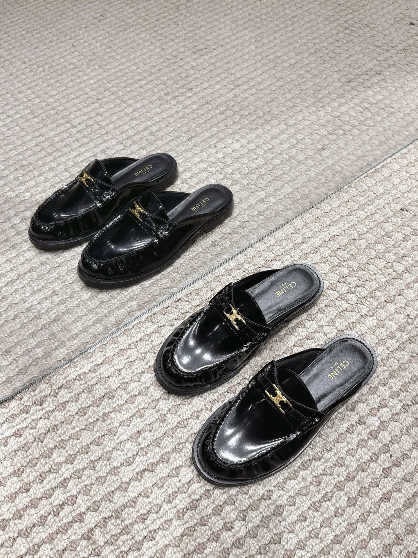 NO:667813,[CELINE · Celine] Celine mules spring and summer Mary Jane loafers, purchased and developed from genuine products at the counter. The hollow upper is matched with the Arc de Triomphe hardware buckle design, which is very brand-recognizable. The upper is beaded patent leather and the lining is goat leather.  , the upper foot is very comfortable, combined with leather outsole, heel height 3.5CM, size 35-39 (customized 40, 41), loafers and half slippers, celine, celine, loafers, mary  jane,cowhide,sheepskin19860909【CELINE·思琳】赛琳穆勒鞋春夏玛丽珍乐福鞋,专柜正品购入开发,镂空鞋面搭配凯旋门五金扣设计极具品牌辨识度,鞋面开边珠漆皮牛皮,内里垫脚山羊皮,上脚非常舒适,组合大底真皮沿条,跟高3.5CM,码数35-39(40、41定做),乐福鞋半拖,celine,celine,loafers,mary jane,cowhide,sheepskin,Women's Shoes