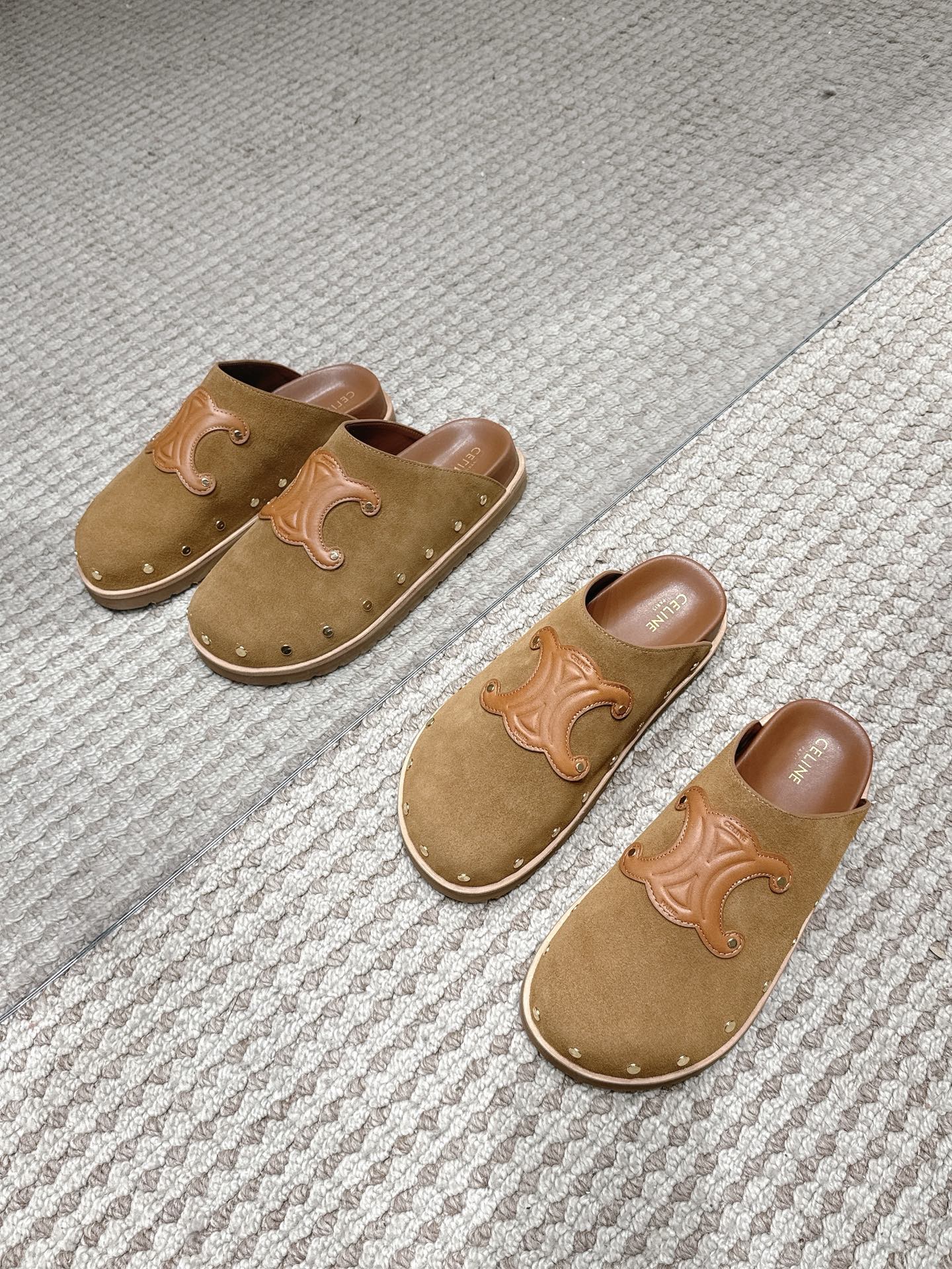 NO:667814,[CELINE · Celine] Celine recently presents the PITEA clogs wool thick-soled Mule shoe and fur slippers series. The top version is followed by the original cowhide bag midsole with a 3D three-dimensional logo, the original customized wool perfectly matches the color of the counter, and the original private model imported material multi-layer combination outsole. Women's size 35-39 (customized for 40, 41), half-slip fur shoes, celine, celine, cowhide19860909【CELINE·思琳】赛琳最新呈现PITEA木屐羊毛厚底穆勒鞋毛拖系列.顶级版本后跟原版牛皮包中底3D立体logo,原版定制羊毛完美契合专柜颜色,原版私模进口材质多层组合大底.女码35-39（40、41定做）,半拖毛毛鞋,celine,celine,cowhide,Women's Shoes