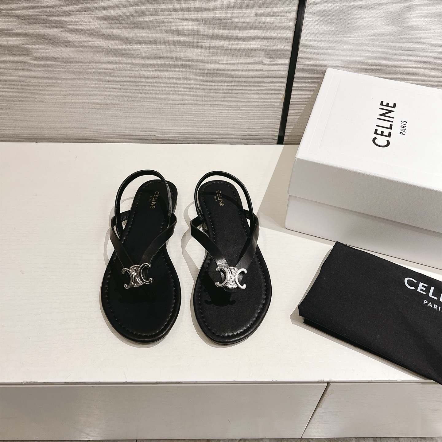 NO:869079,[CELINE · Celine] Celine's new custom molded leather patch, Arc de Triomphe logo cowhide three-dimensional car logo flat sandals flip-flops, casual flip-flops, high-quality FRANCESCANA Francescan craftsmanship, leather printed insole stitching, injection molding anti-slip pattern color-changing simulated leather rubber outsole rivet fixation, size 35-41, split-toe shoes, celine, celine, sandals, slippers, cowhide19860909【CELINE·思琳】赛琳 全新定制开模皮革贴饰,凯旋门标志牛皮立体车标平底凉鞋夹趾拖鞋休闲人字拖鞋,高品质FRANCESCANA弗朗西斯卡纳工艺,皮革印刷内底车线,注塑防滑纹改色仿真皮橡胶大底铆钉固定,码数35-41,分趾鞋,celine,celine,sandals,slippers,cowhide,Women's Shoes