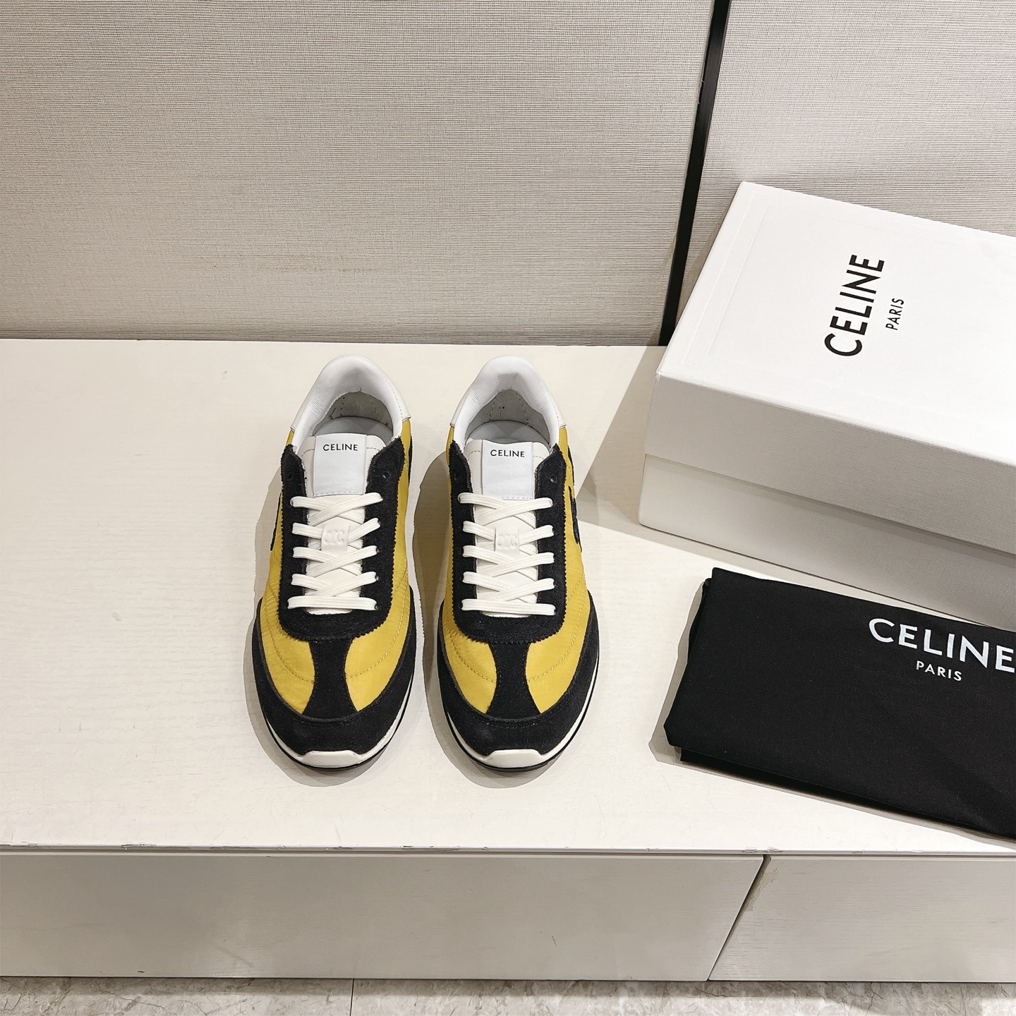 NO:869097,CELINE presents new 'RACER' sneakers to enrich its shoe series. This sneaker draws inspiration from the sports aesthetics of the 1970s, with lightness and comfort as its core characteristics. It cleverly combines nylon, suede and leather materials. The classic 'TRIOMPHE' logo is clearly visible, embroidered on the side of the shoe, and presented on the back of the shoe with gravure printing. This sneaker provides fresh  The bright and vibrant color combination further strengthens its retro silhouette. The neutral design is practical and versatile, while retaining the brand's unique style, showing elegance and sporty style. High-density electric embroidery logo original customization high mercerized cow suede genuine leather original private mold outsole. Women's size 35-41, casual shoes/sports shoes, celine, celine, sneakers, cowhide19860909赛琳CELINE呈现全新“RACER”运动鞋丰富其鞋履系列.这款运动鞋汲取了70年代运动美学的灵感,轻盈与舒适是其核心特质,巧妙融合了锦纶、绒面革与皮革材质.经典的“TRIOMPHE”标志清晰可见,以刺绣形式点缀于鞋侧,并以凹印工艺呈现于鞋后帮.此款运动鞋提供鲜明且富有活力的色彩组合,进一步强化其复古轮廓,中性设计实用百搭,在保留品牌独特风格的同时,尽显优雅与运动风范.高密度电绣logo原版定制高丝光牛反绒真皮牛皮原版私模大底.女码35-41,休闲鞋/运动鞋,celine,celine,sneakers,cowhide,Women's Shoes