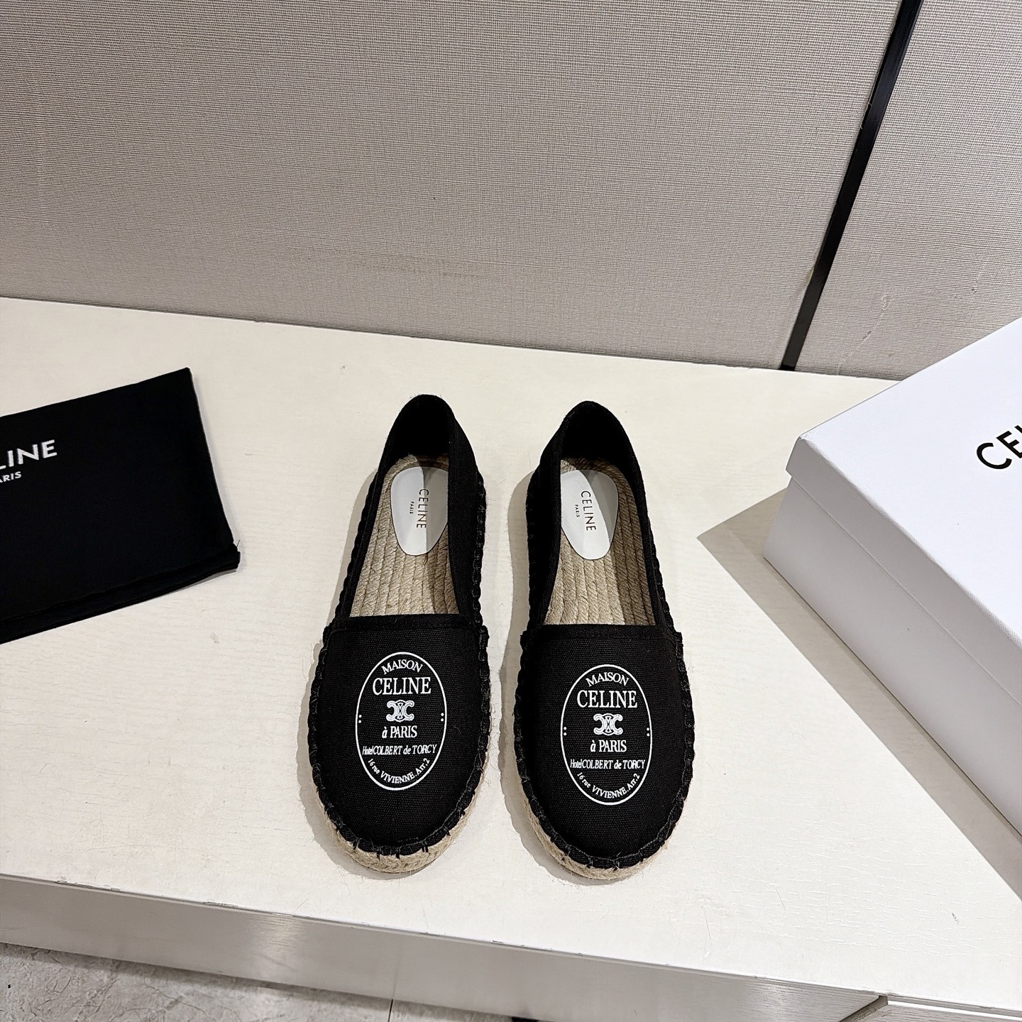 NO:868966,[CELINE · Celine] The latest canvas fisherman shoes from Celine MAISON series for spring and summer, many celebrities have planted grass. The toe is printed with the 'MAISON CELINE à PARIS' circular logo, matched with the Triomphe Arc de Triomphe logo, which is a highly recognizable design for the brand. The upper is made of canvas. The edges and soles are made of traditional hemp rope weaving. The edges are reinforced with hand-stitched stitches, which retains the retro texture of fisherman shoes.  It also improves the durability of the Slip-on design, with hemp rope insole and rubber non-slip outsole. It is lightweight and breathable. It is very comfortable for daily walking or short trips. Size 35-40, single shoes, celine, celine, espadrilles19860909【CELINE·思琳】赛琳MAISON系列春夏最新款帆布渔夫鞋超多明星网红种草 鞋头印有“MAISON CELINE à PARIS”圆形徽标,搭配Triomphe凯旋门标识,是品牌辨识度极高的设计 鞋面采用帆布 鞋边和鞋底是传统麻绳编织 边缘手工缝线加固 既保留了渔夫鞋的复古质感 又提升了耐用性Slip-on一脚蹬设计,搭配麻绳内底和橡胶防滑外底 轻便透气 日常走路或短途出行都很舒适码数35-40,单鞋,celine,celine,espadrilles,Women's Shoes