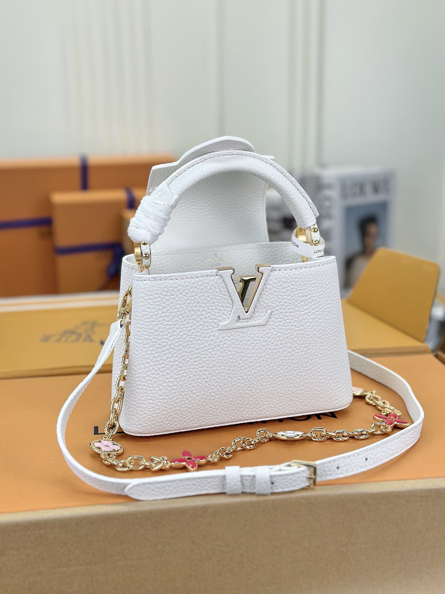 顶级原单M22375白色迷你本款Capucines迷你手袋浸染柔婉色调令经典轮廓更为瞩目精致链条串起金属
