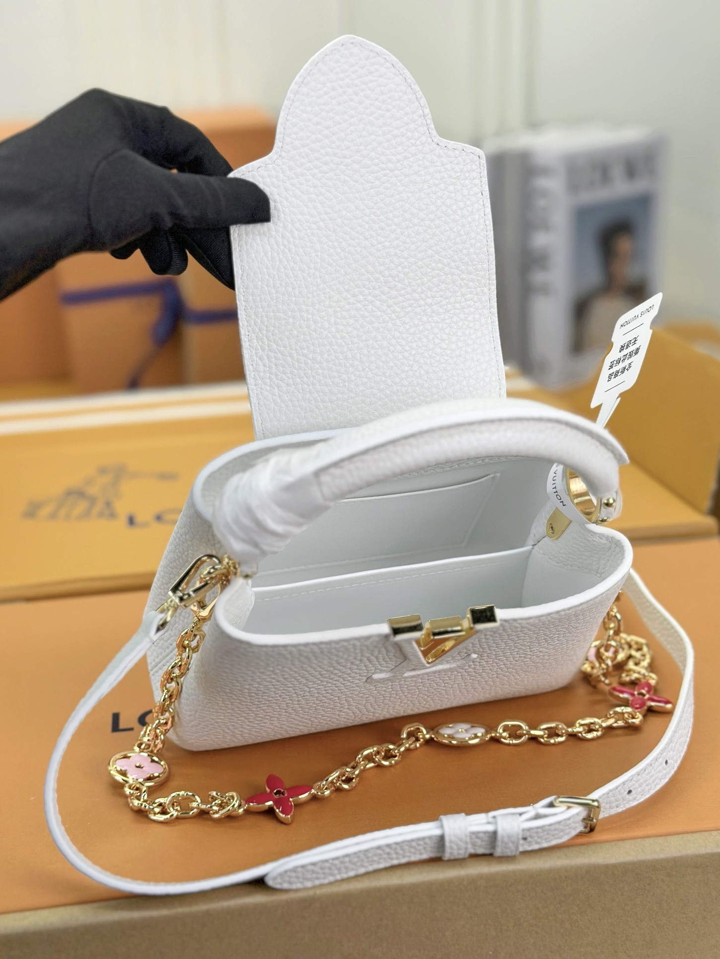 顶级原单M22375白色迷你本款Capucines迷你手袋浸染柔婉色调令经典轮廓更为瞩目精致链条串起金属