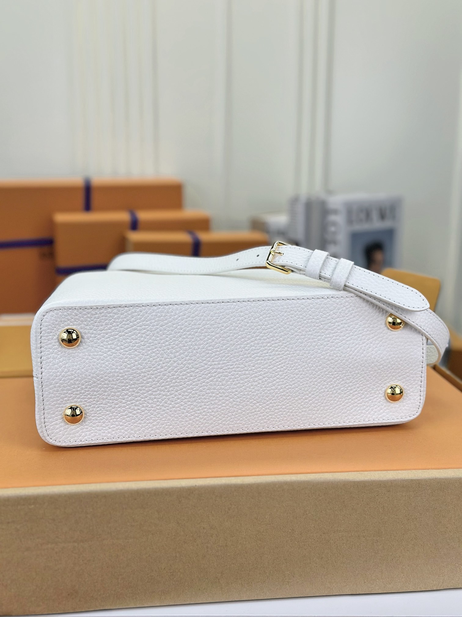 顶级原单M22375白色中号本款Capucines中号手袋浸染柔婉色调令经典轮廓更为瞩目精致链条串起金属