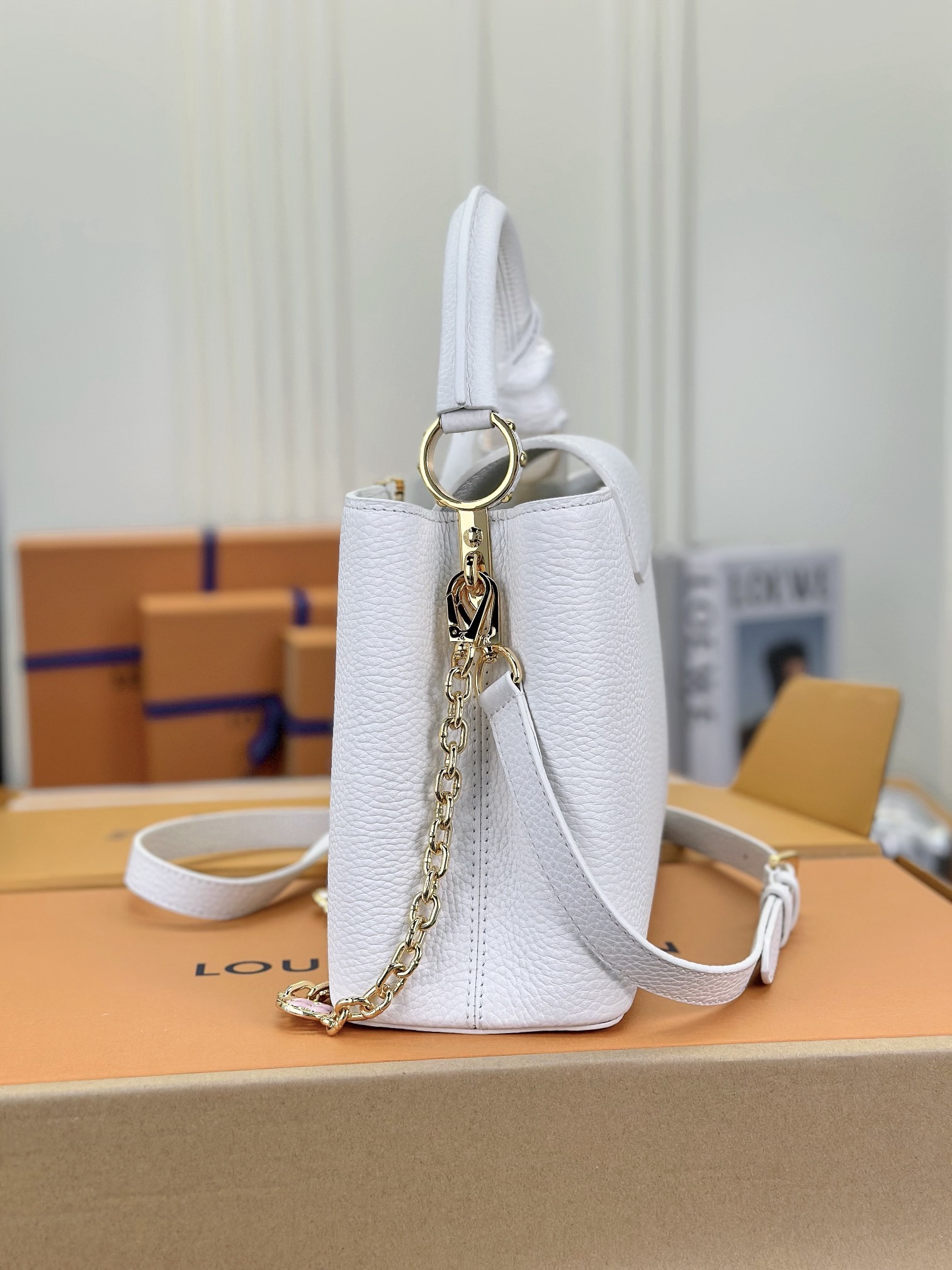顶级原单M22375白色中号本款Capucines中号手袋浸染柔婉色调令经典轮廓更为瞩目精致链条串起金属