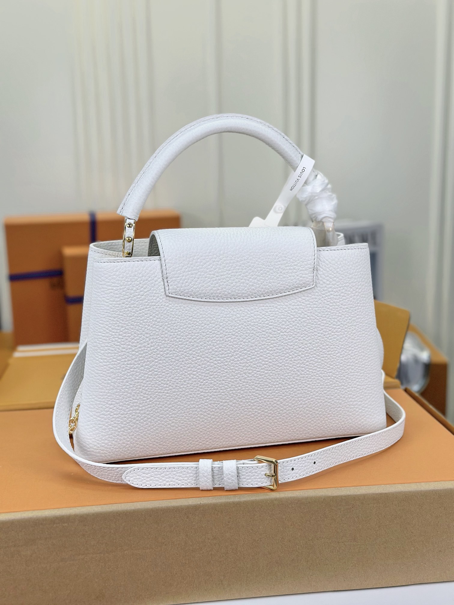顶级原单M22375白色中号本款Capucines中号手袋浸染柔婉色调令经典轮廓更为瞩目精致链条串起金属