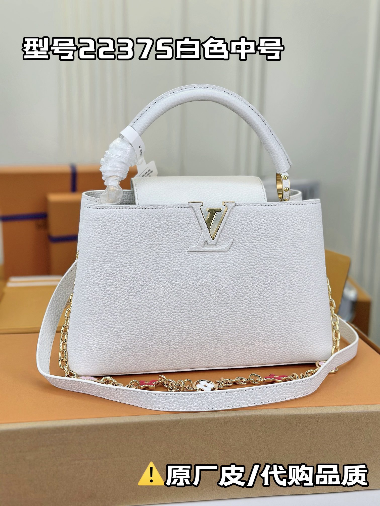 顶级原单M22375白色中号本款Capucines中号手袋浸染柔婉色调令经典轮廓更为瞩目精致链条串起金属