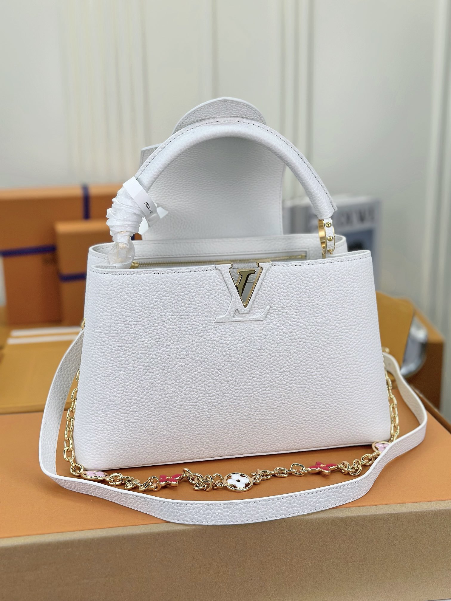 顶级原单M22375白色中号本款Capucines中号手袋浸染柔婉色调令经典轮廓更为瞩目精致链条串起金属