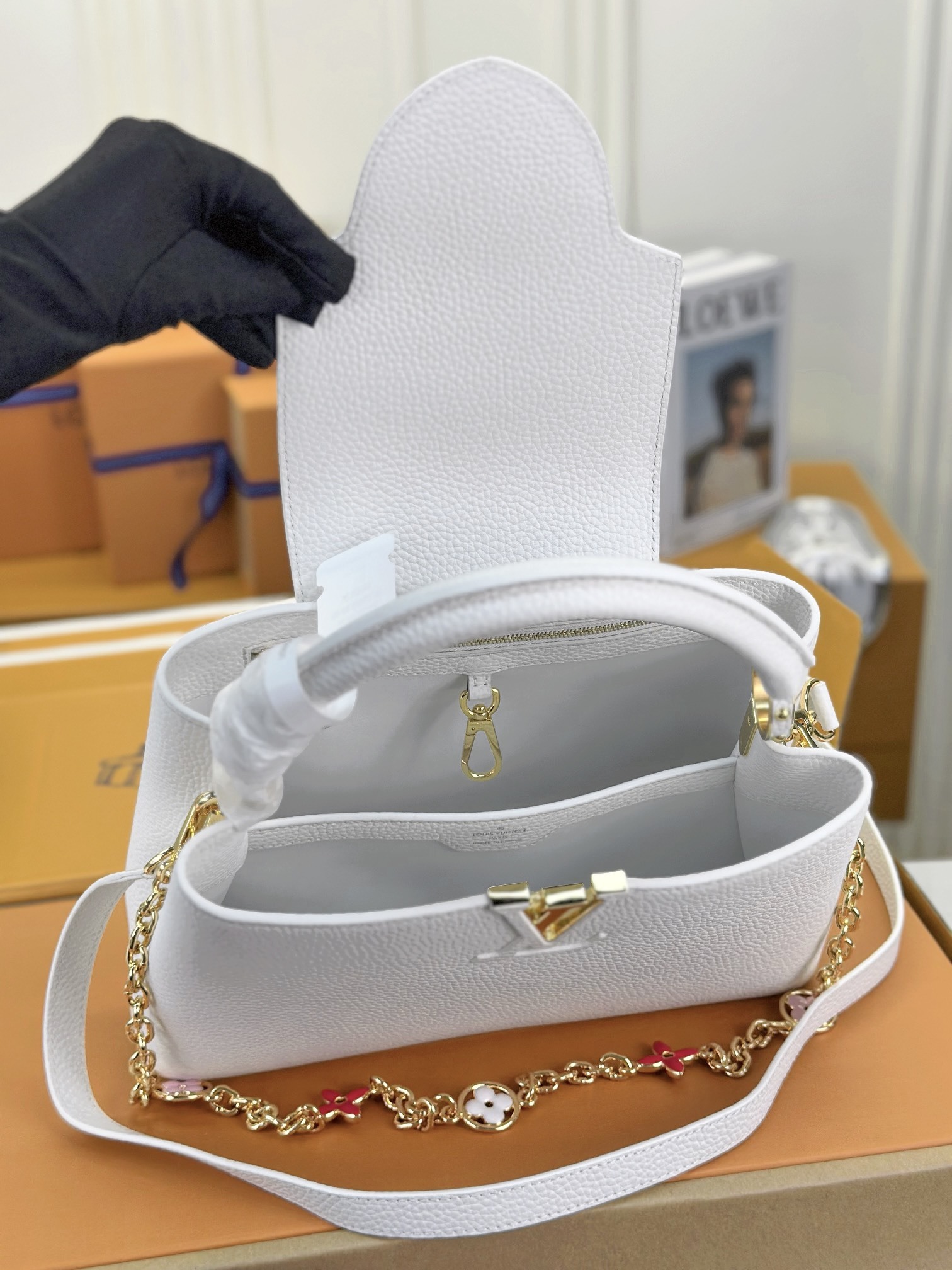 顶级原单M22375白色中号本款Capucines中号手袋浸染柔婉色调令经典轮廓更为瞩目精致链条串起金属