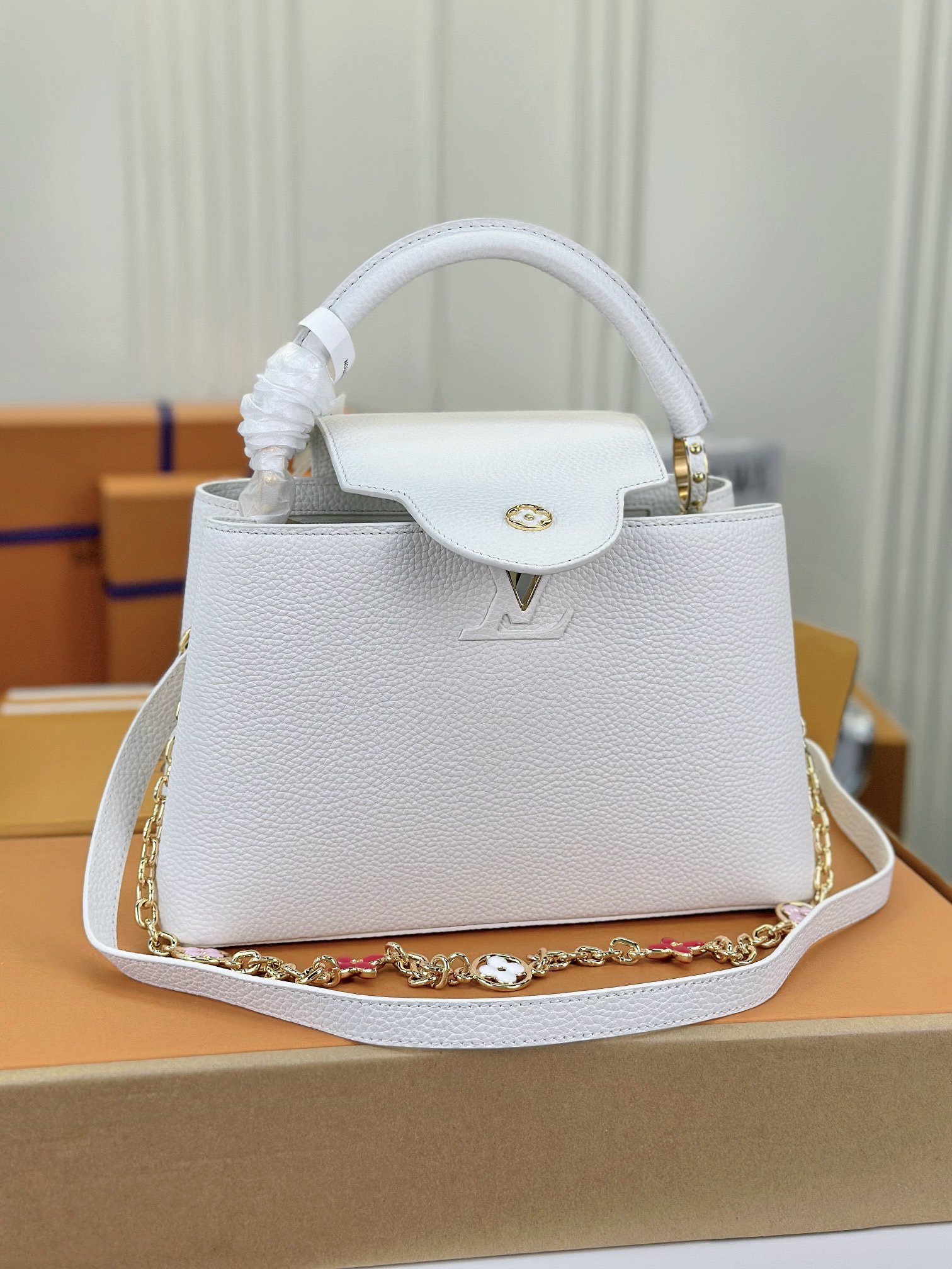 顶级原单M22375白色中号本款Capucines中号手袋浸染柔婉色调令经典轮廓更为瞩目精致链条串起金属