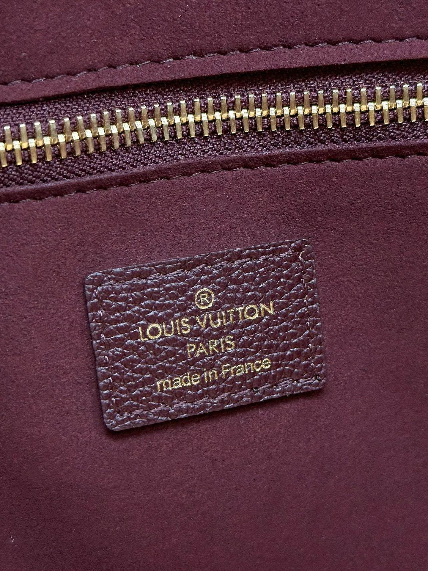 顶级原单M45685紫红Neverfull中号购物袋！重新设计的内袋采用了清新的织物内衬和灵感源自档案馆