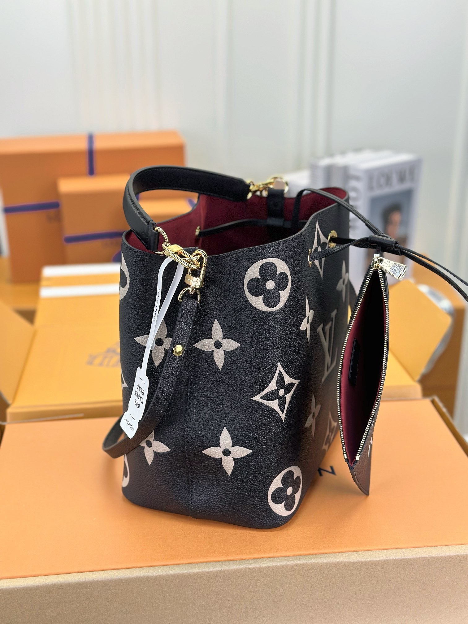 顶级原单M45497黑色丝印NéoNoé中号水桶包将LV字母和Monogram花卉先印染后压印于皮革以瞩