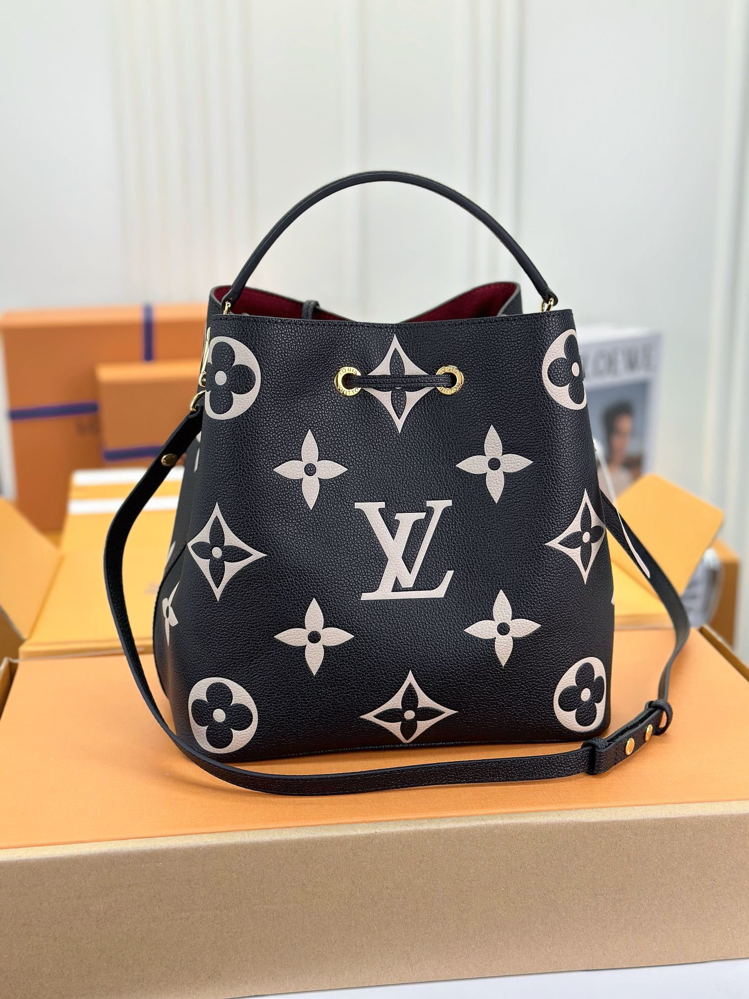 顶级原单M45497黑色丝印NéoNoé中号水桶包将LV字母和Monogram花卉先印染后压印于皮革以瞩