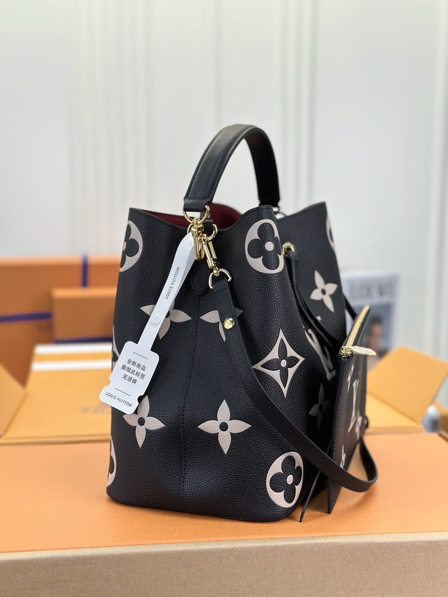 顶级原单M45497黑色丝印NéoNoé中号水桶包将LV字母和Monogram花卉先印染后压印于皮革以瞩