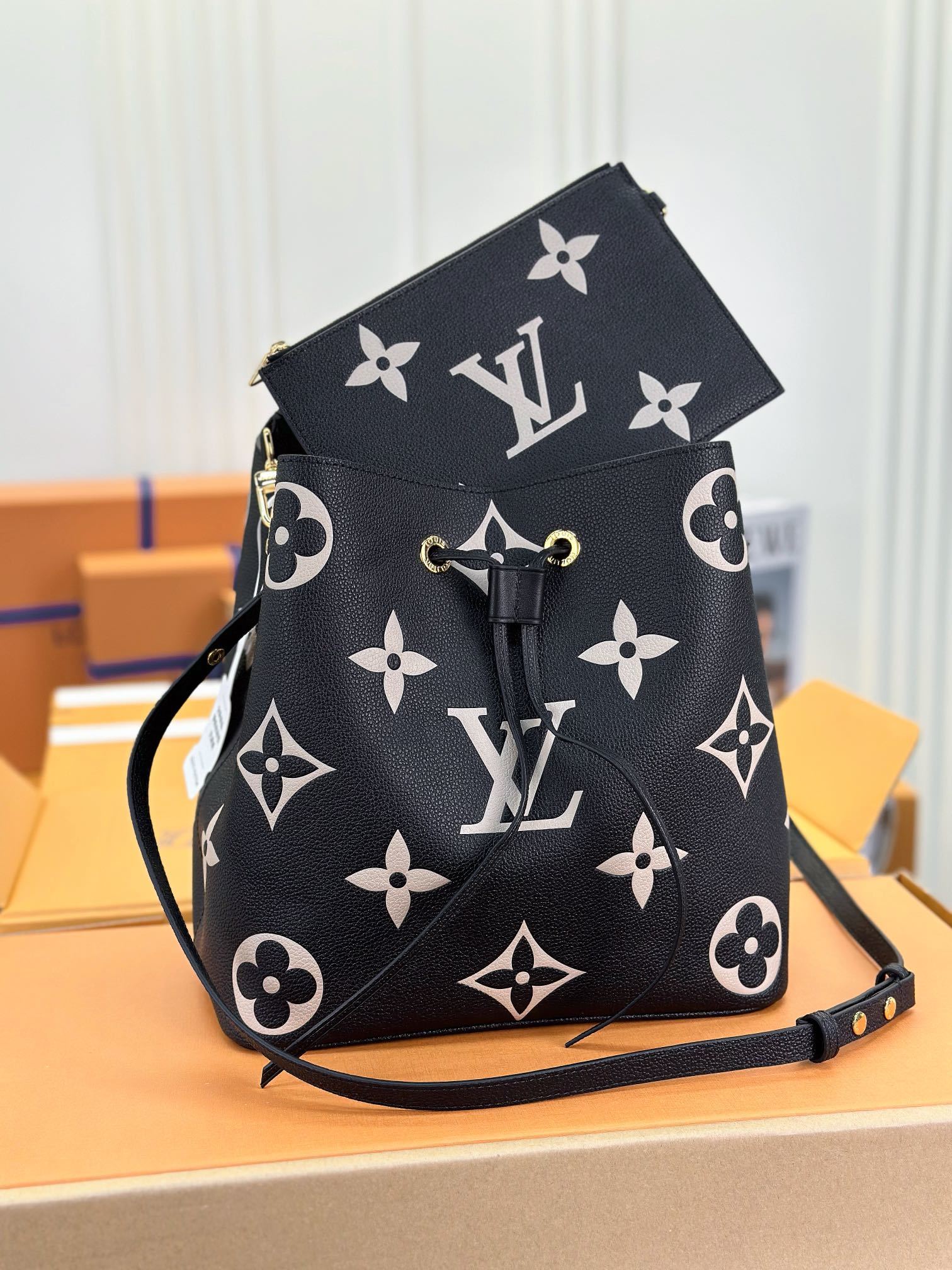 顶级原单M45497黑色丝印NéoNoé中号水桶包将LV字母和Monogram花卉先印染后压印于皮革以瞩
